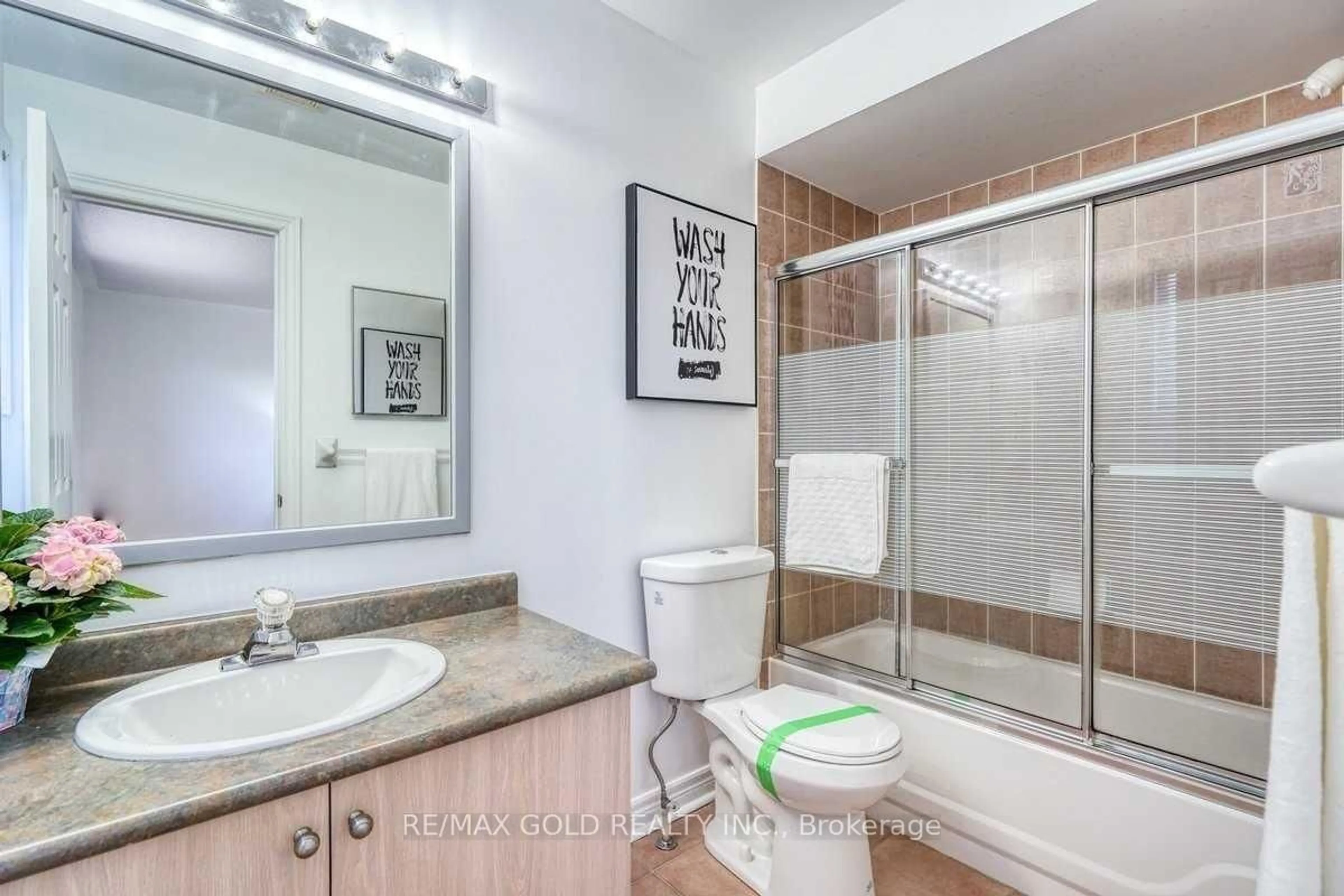 Standard bathroom, ceramic/tile floor for 49 Summerdale Cres, Brampton Ontario L6X 4V9