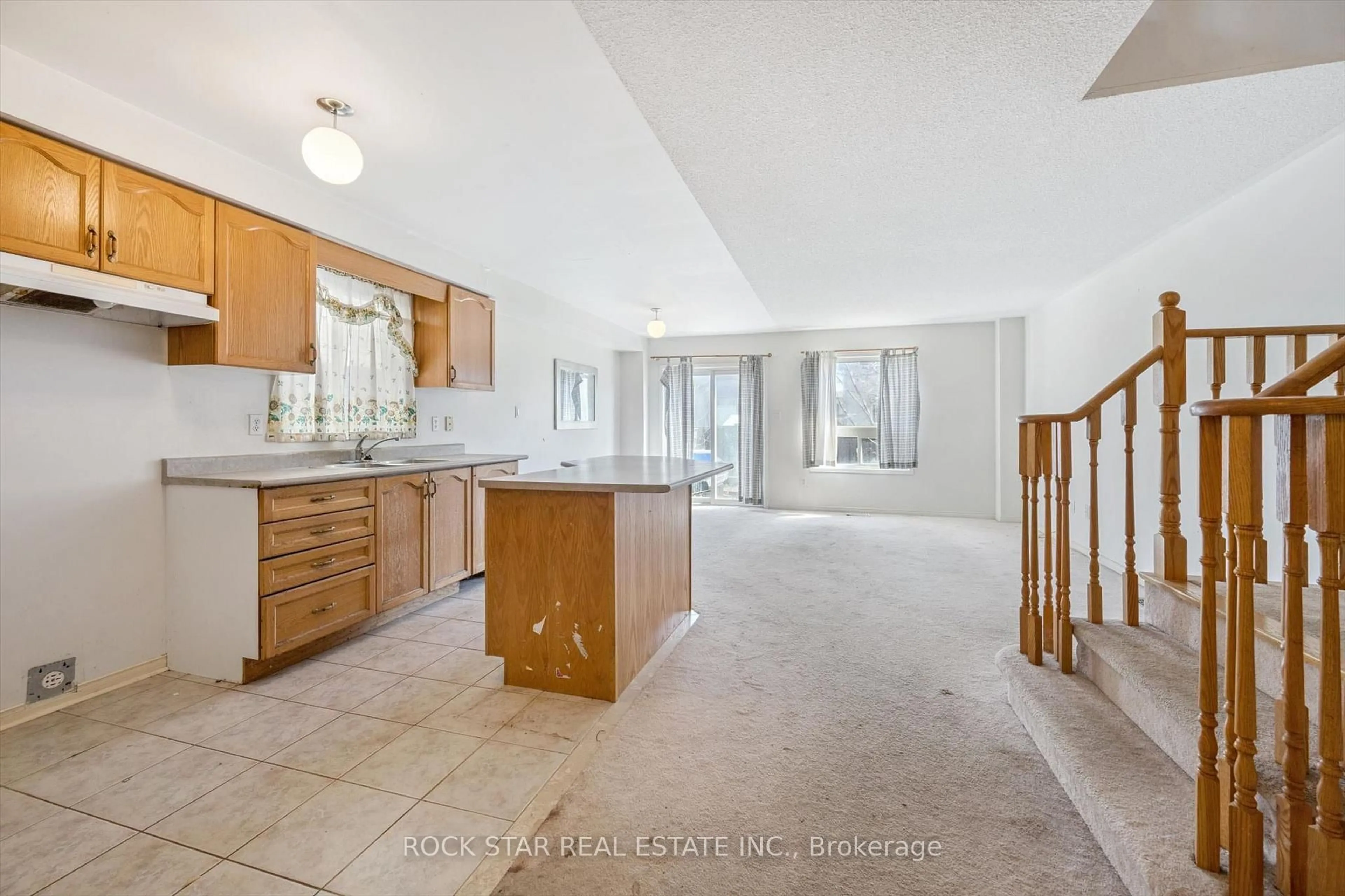Open concept kitchen, ceramic/tile floor for 7334 Lowville Hts, Mississauga Ontario L5N 8L4