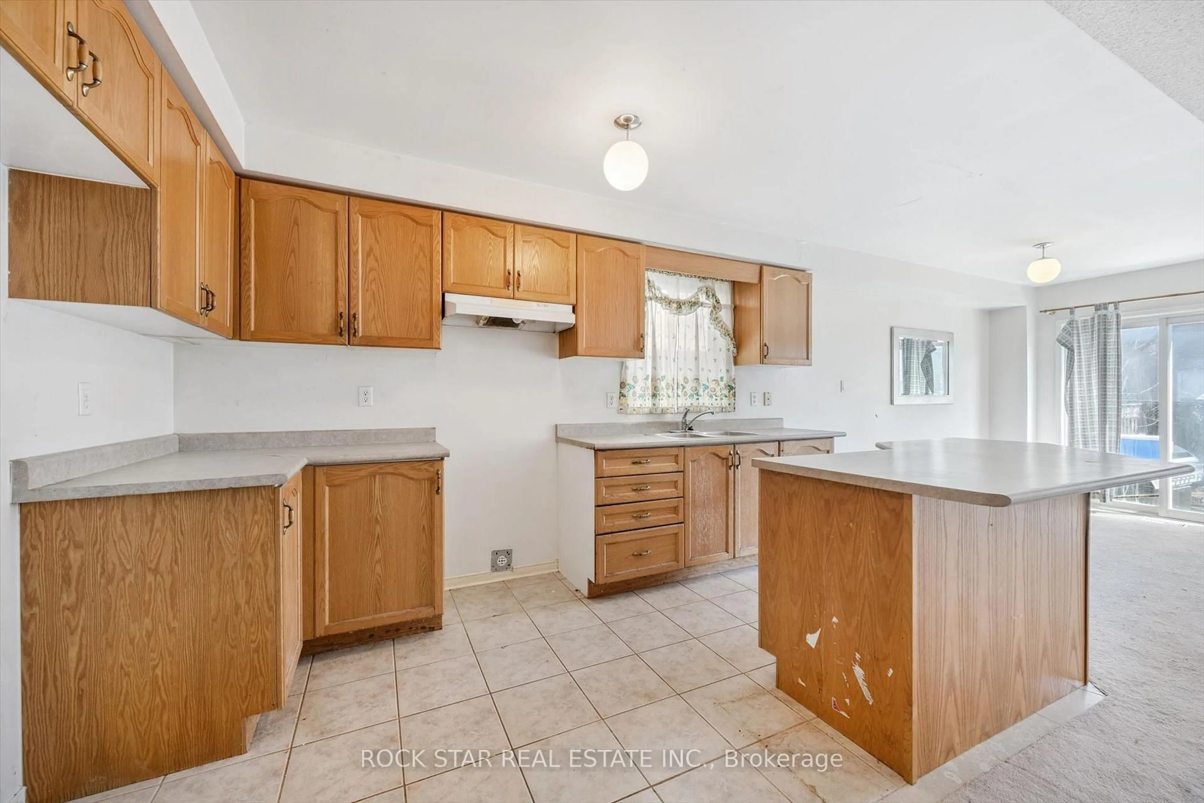 Standard kitchen, ceramic/tile floor for 7334 Lowville Hts, Mississauga Ontario L5N 8L4
