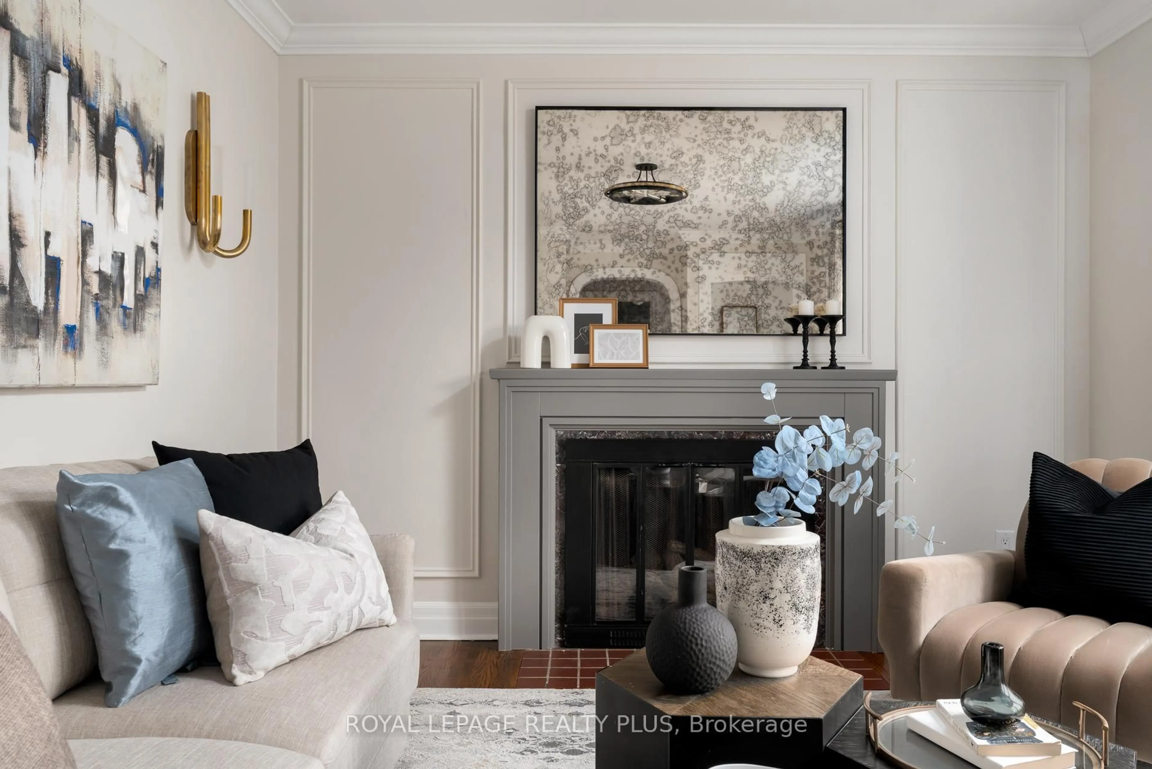 Living room with furniture, unknown for 2184 Guthrie Lane, Mississauga Ontario L4Y 1W9