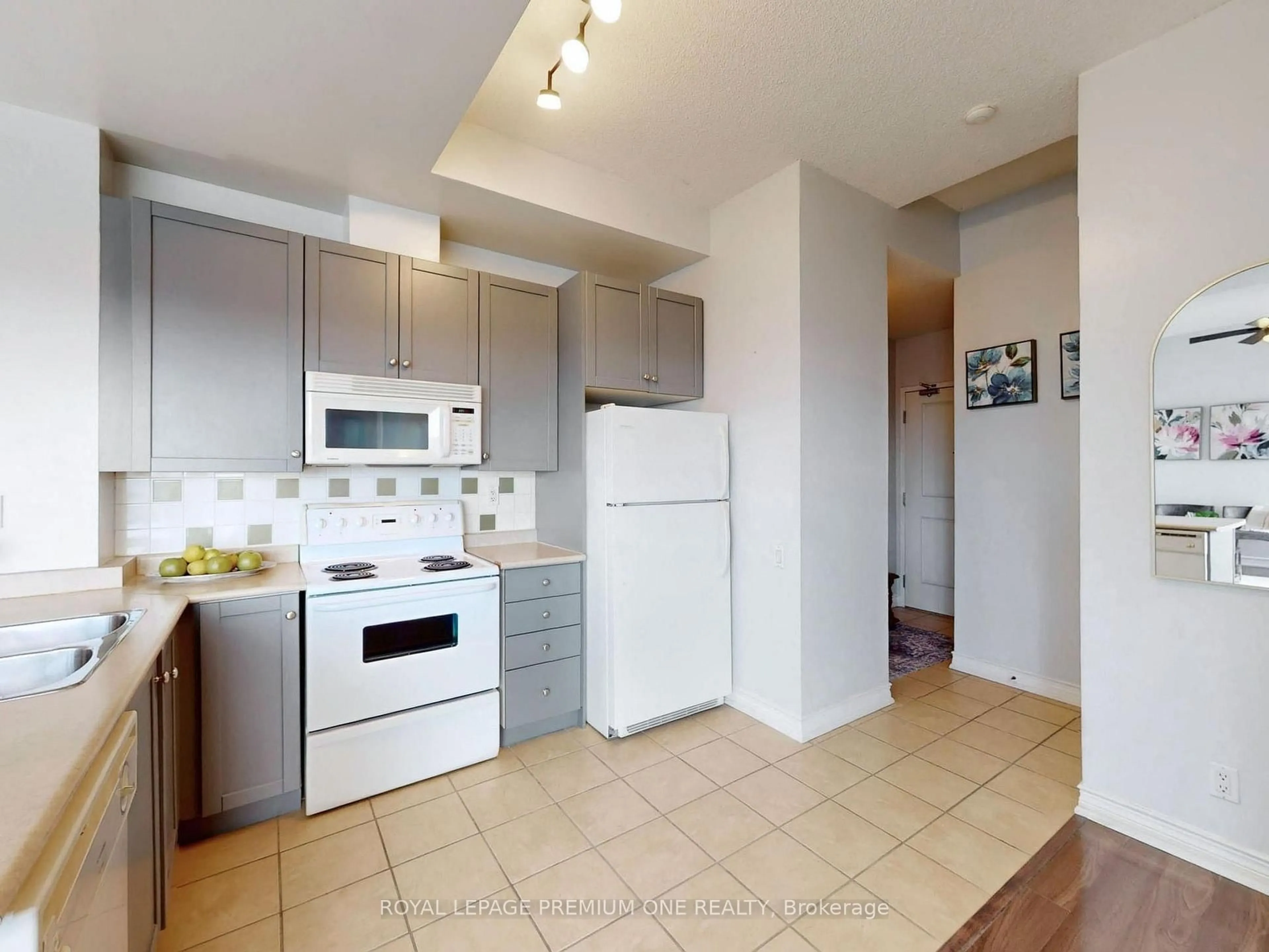 Standard kitchen, unknown for 1600 Keele St #1101, Toronto Ontario M6N 5J1