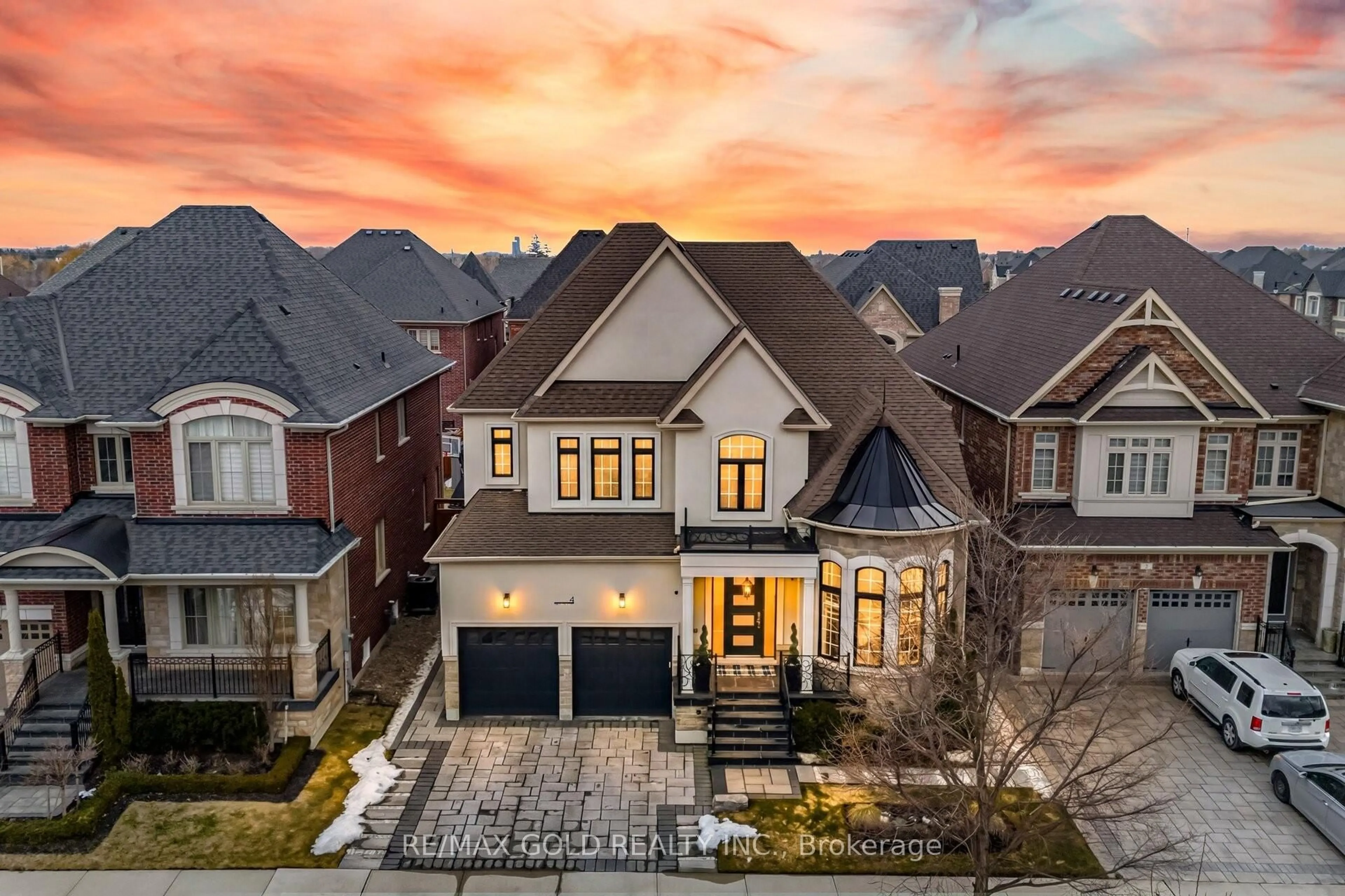 A pic from outside/outdoor area/front of a property/back of a property/a pic from drone, street for 4 Spain Cres, Brampton Ontario L6P 4G8