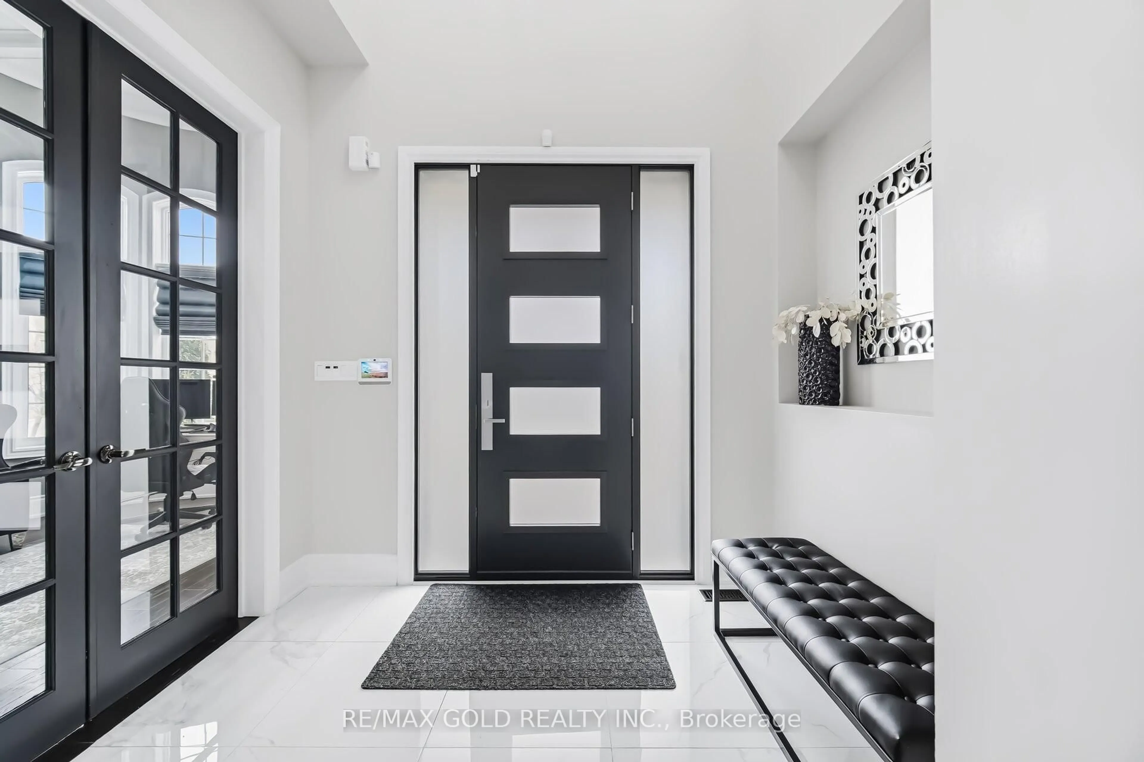 Indoor entryway for 4 Spain Cres, Brampton Ontario L6P 4G8