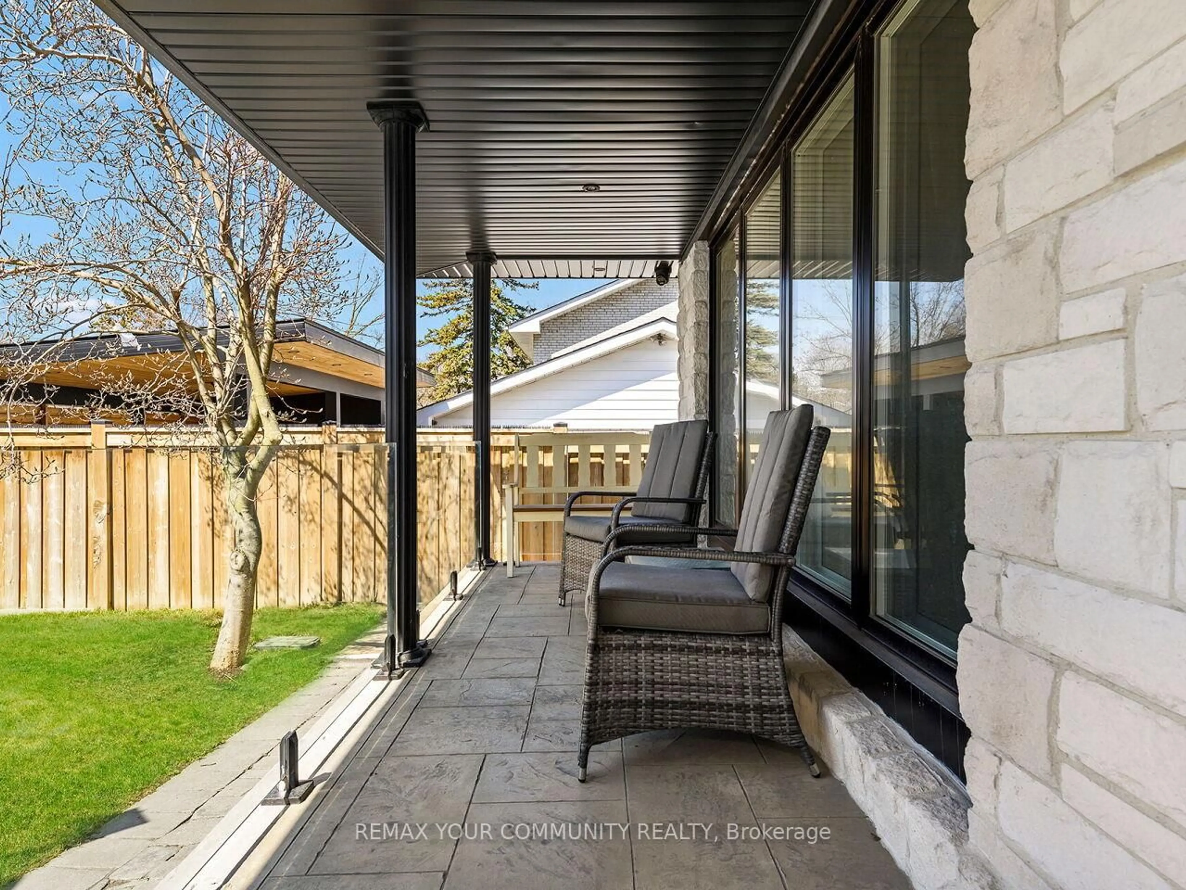 Patio, street for 239 Wincott Dr, Toronto Ontario M9R 2R6