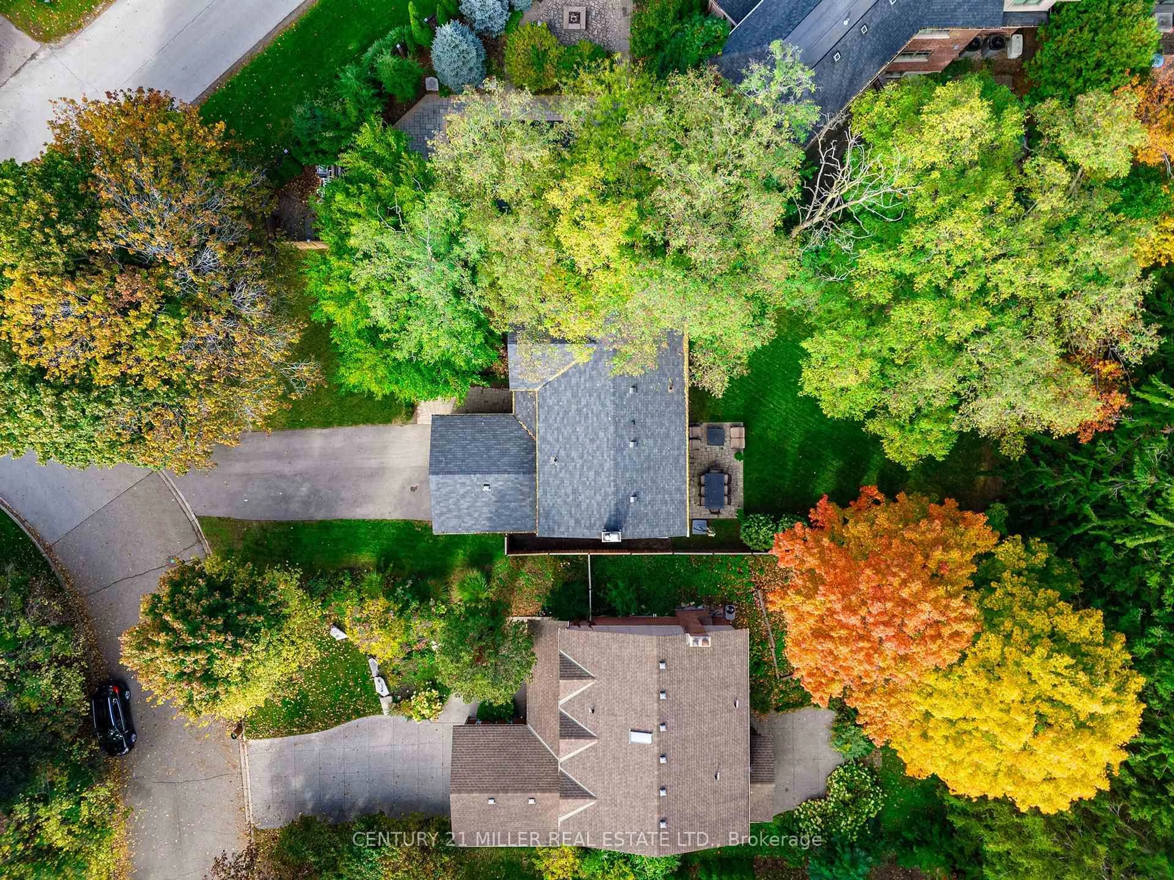 A pic from outside/outdoor area/front of a property/back of a property/a pic from drone, street for 511 Coleen Dr, Oakville Ontario L6J 6A4