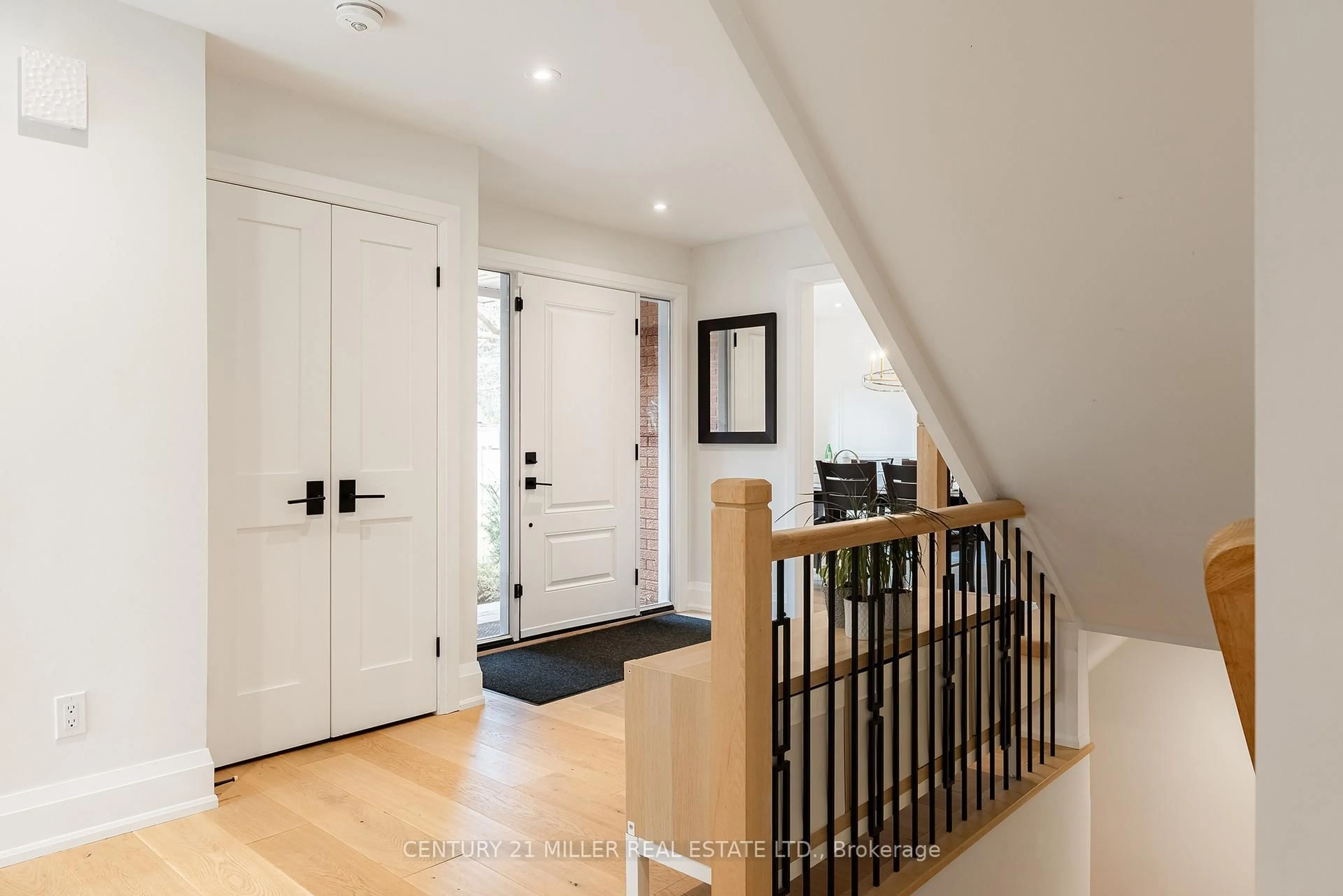 Indoor entryway for 511 Coleen Dr, Oakville Ontario L6J 6A4