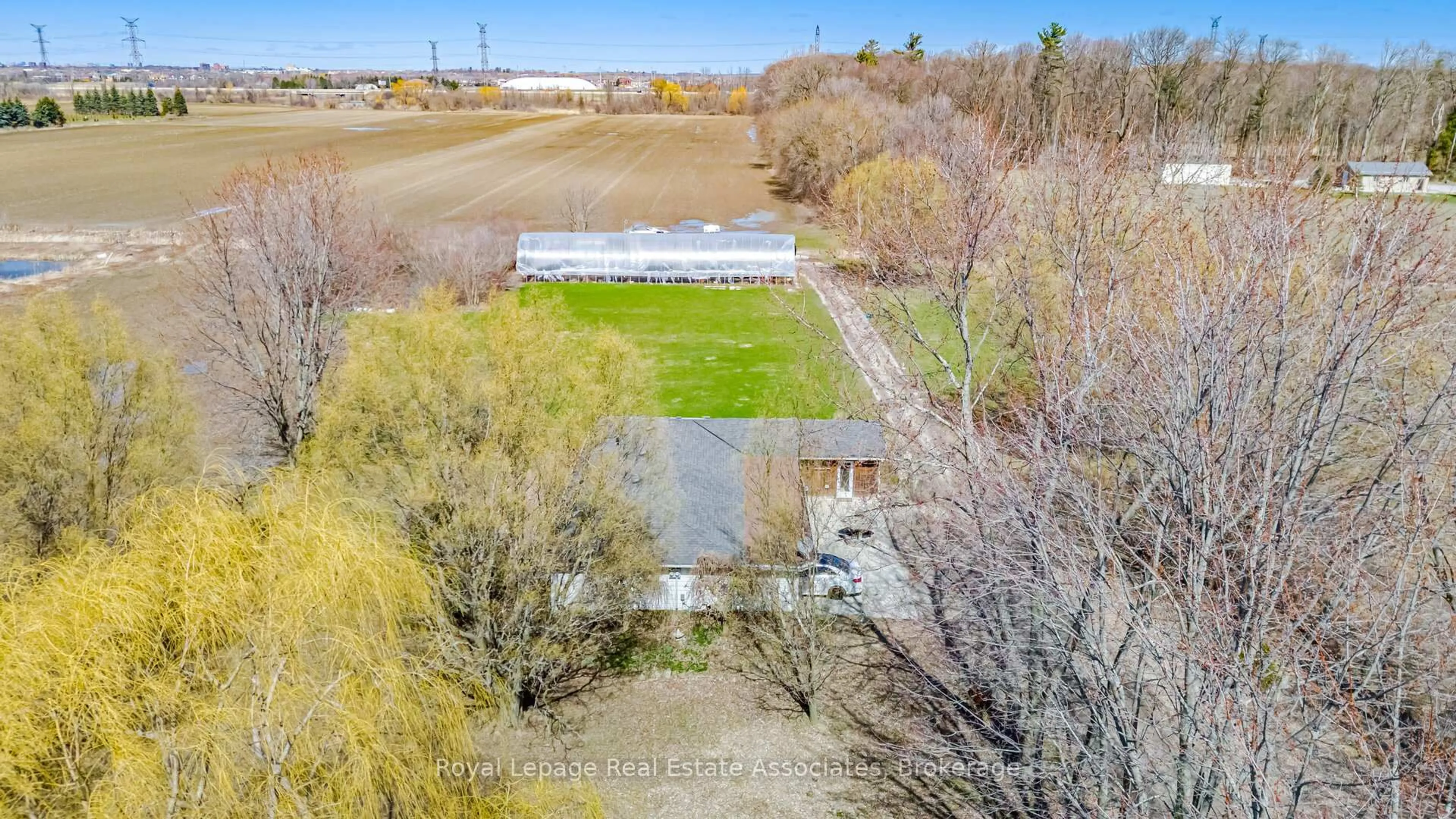 A pic from outside/outdoor area/front of a property/back of a property/a pic from drone, water/lake/river/ocean view for 5327 Eighth Line, Milton Ontario L0P 1E0