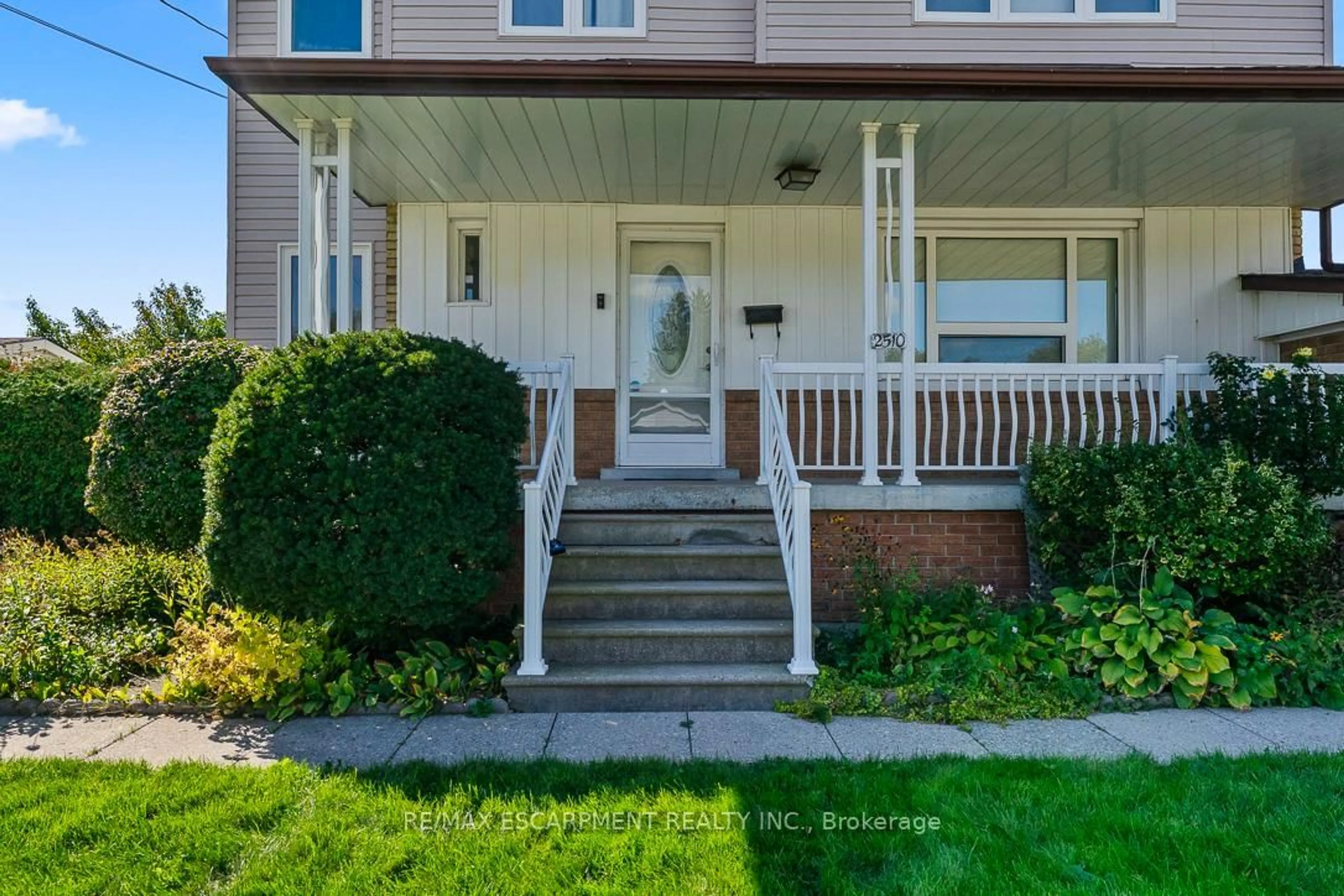 Home with vinyl exterior material, street for 2510 Donnavale Dr, Mississauga Ontario L5A 2N1