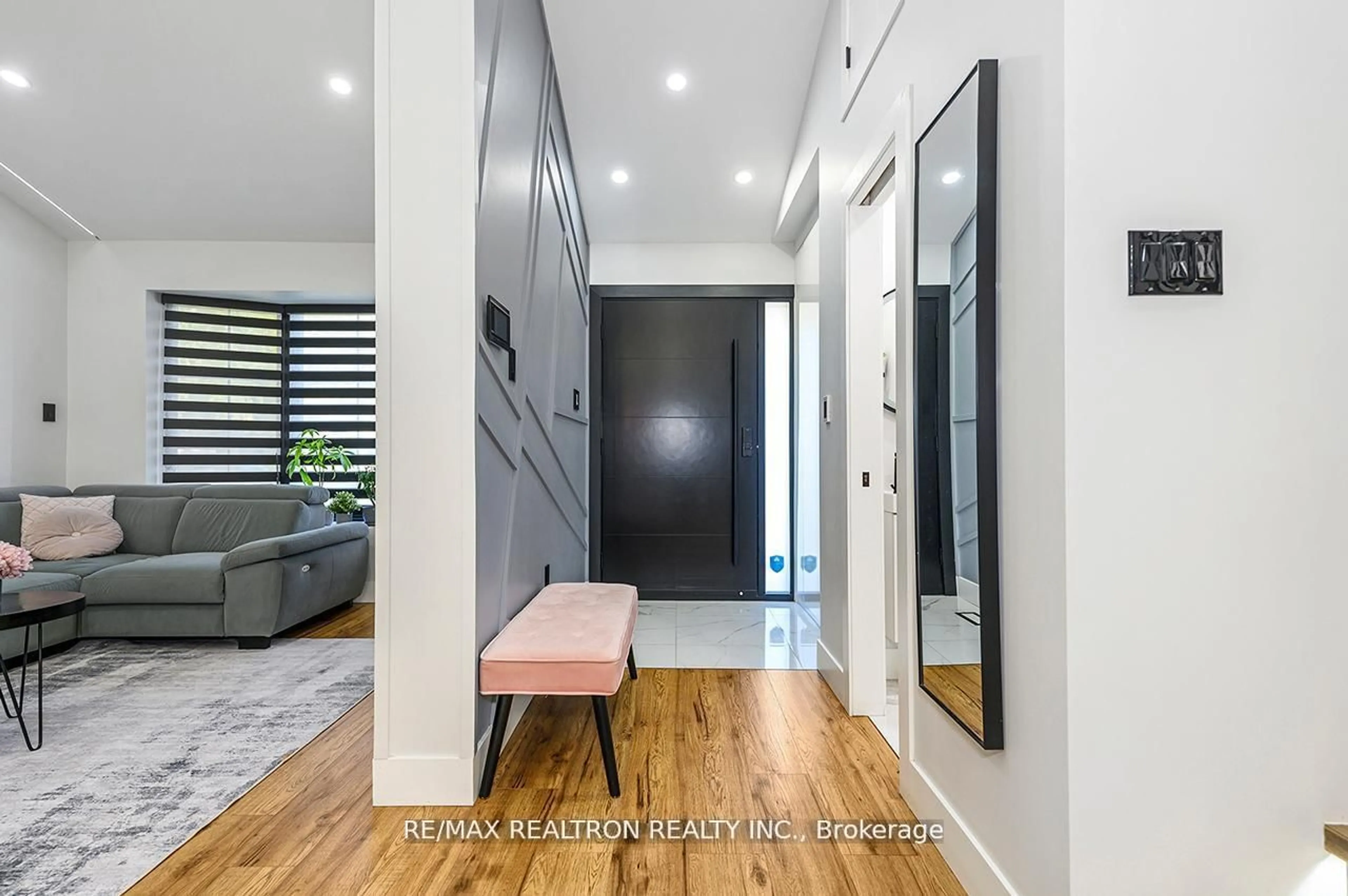 Indoor entryway for 174 Mountainview Rd, Halton Hills Ontario L7G 4K7