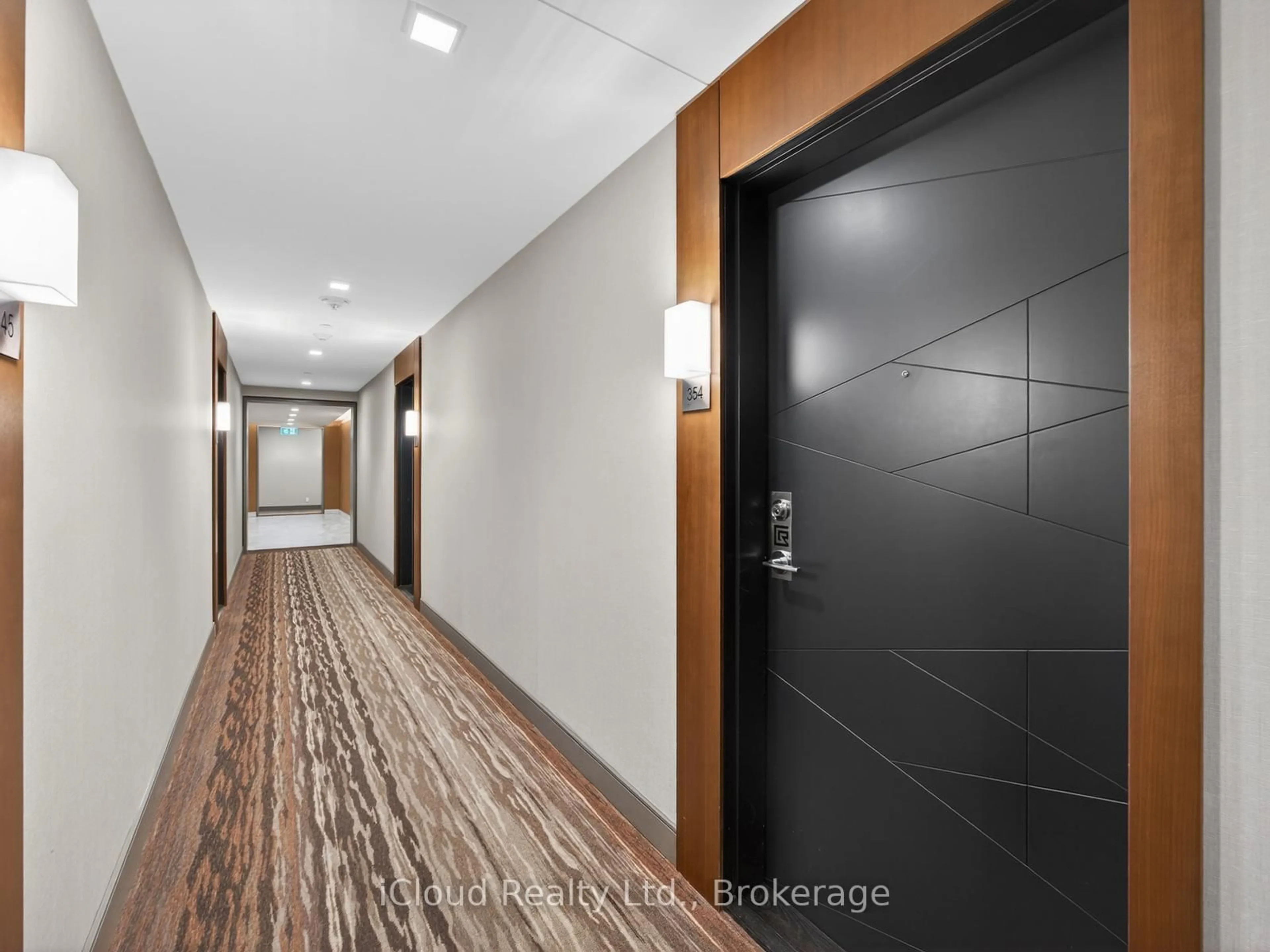 Indoor foyer for 1575 Lakeshore Rd #354, Mississauga Ontario L5J 0B1