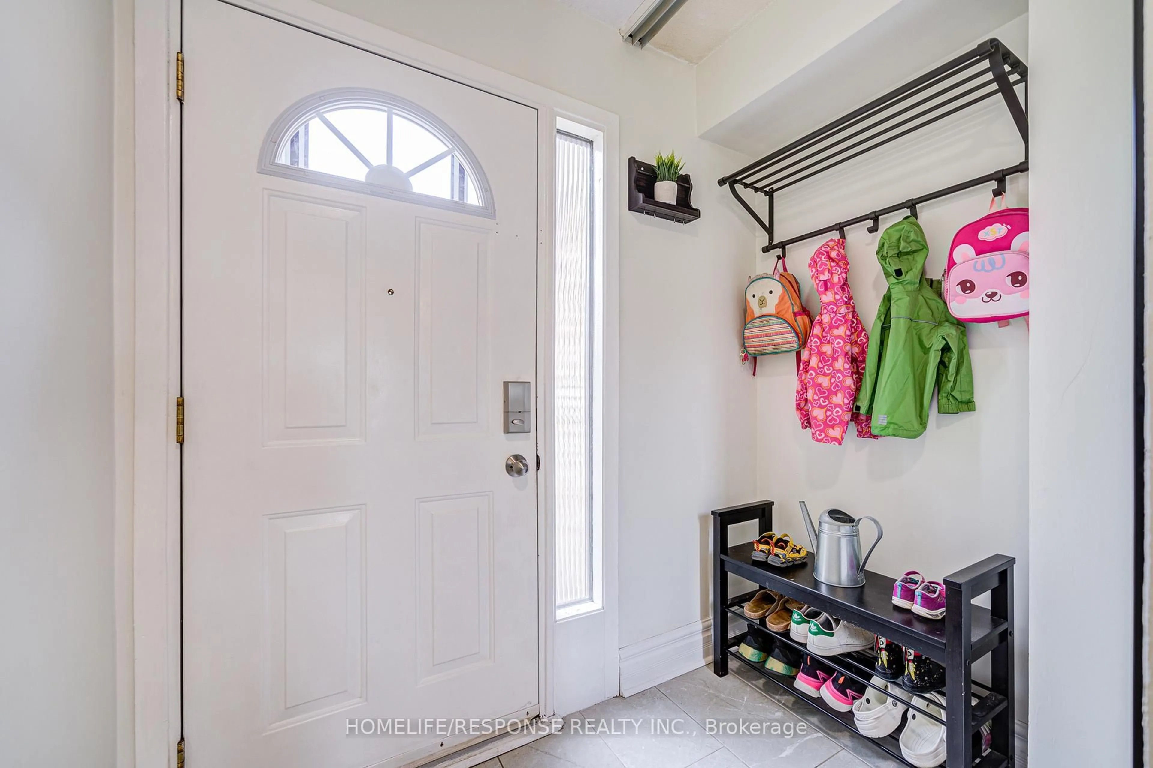 Indoor entryway for 21 DAWSON Cres, Brampton Ontario L6V 3M5