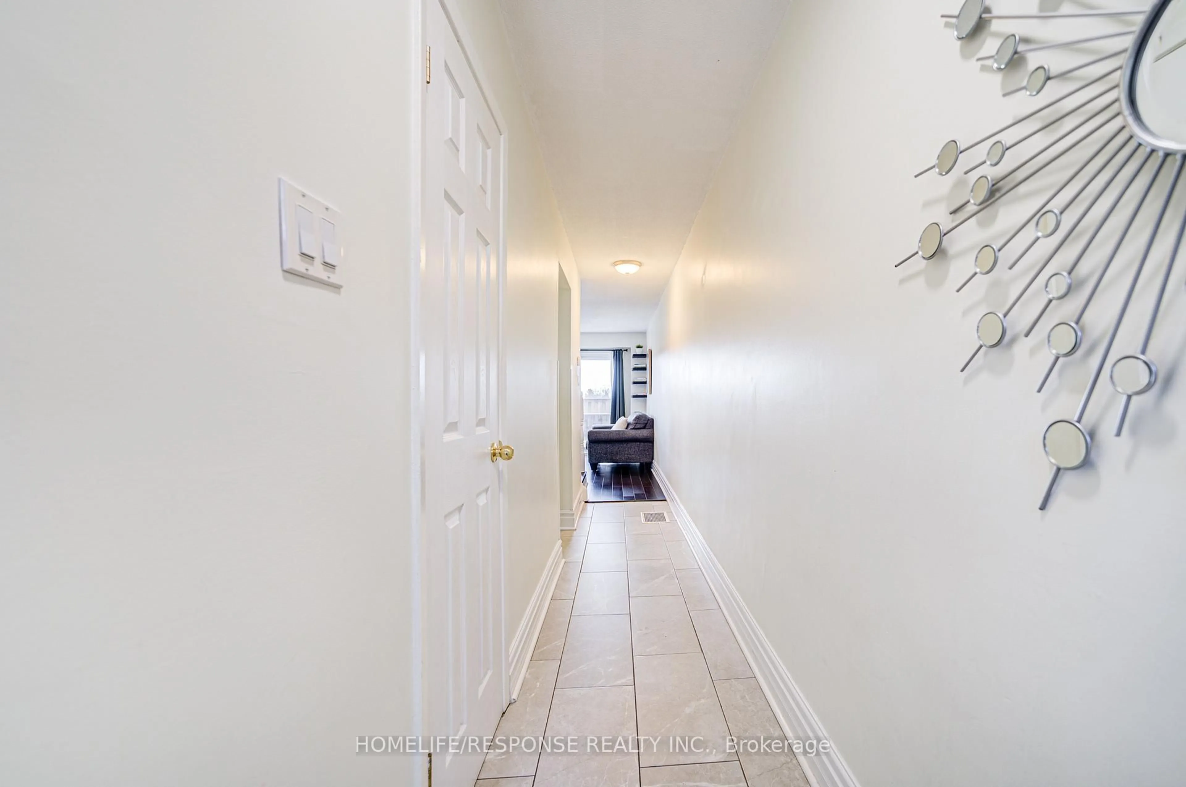 Indoor entryway for 21 DAWSON Cres, Brampton Ontario L6V 3M5
