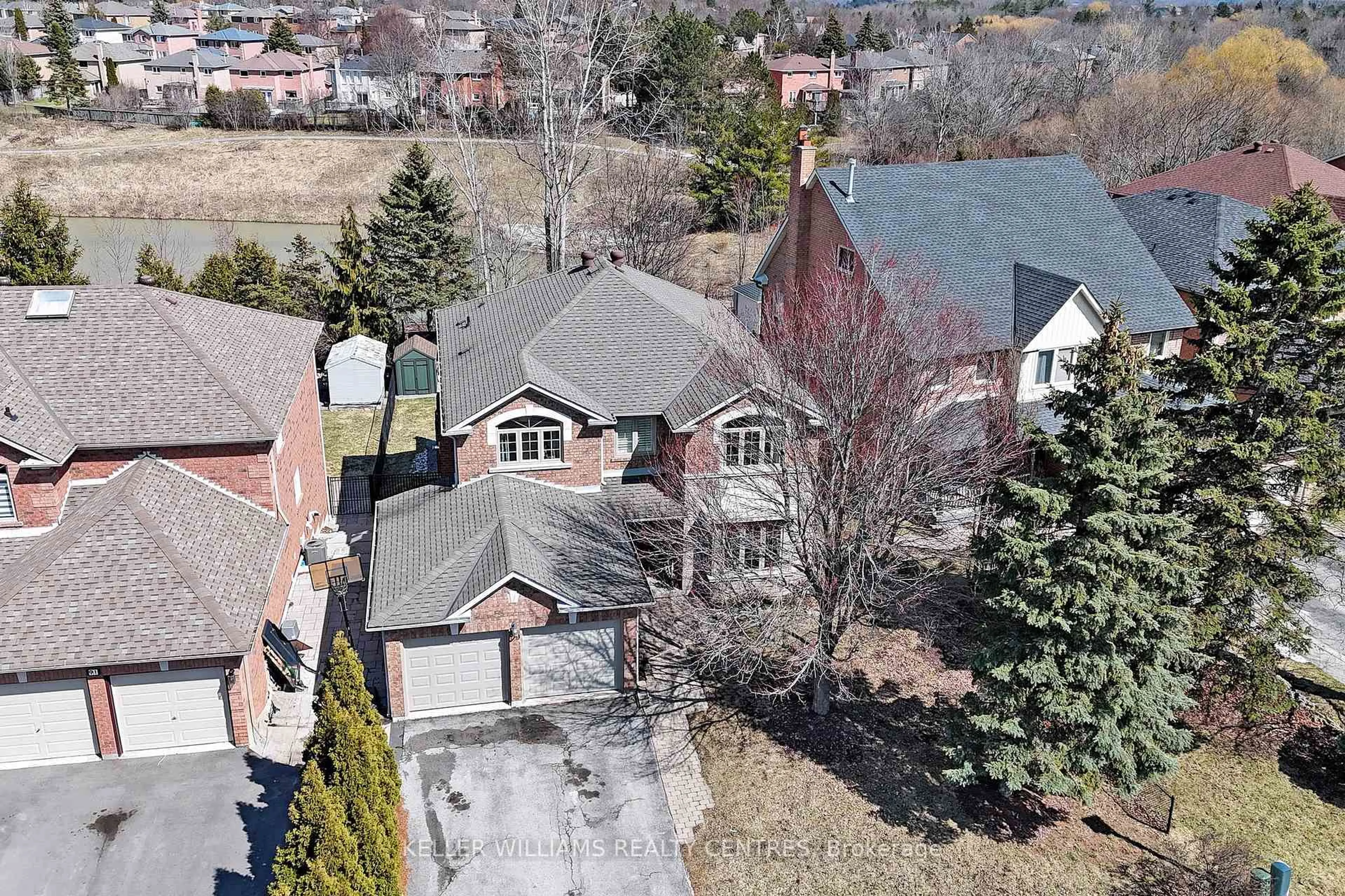 A pic from outside/outdoor area/front of a property/back of a property/a pic from drone, street for 89 Taylorwood Ave, Caledon Ontario L7E 1J6