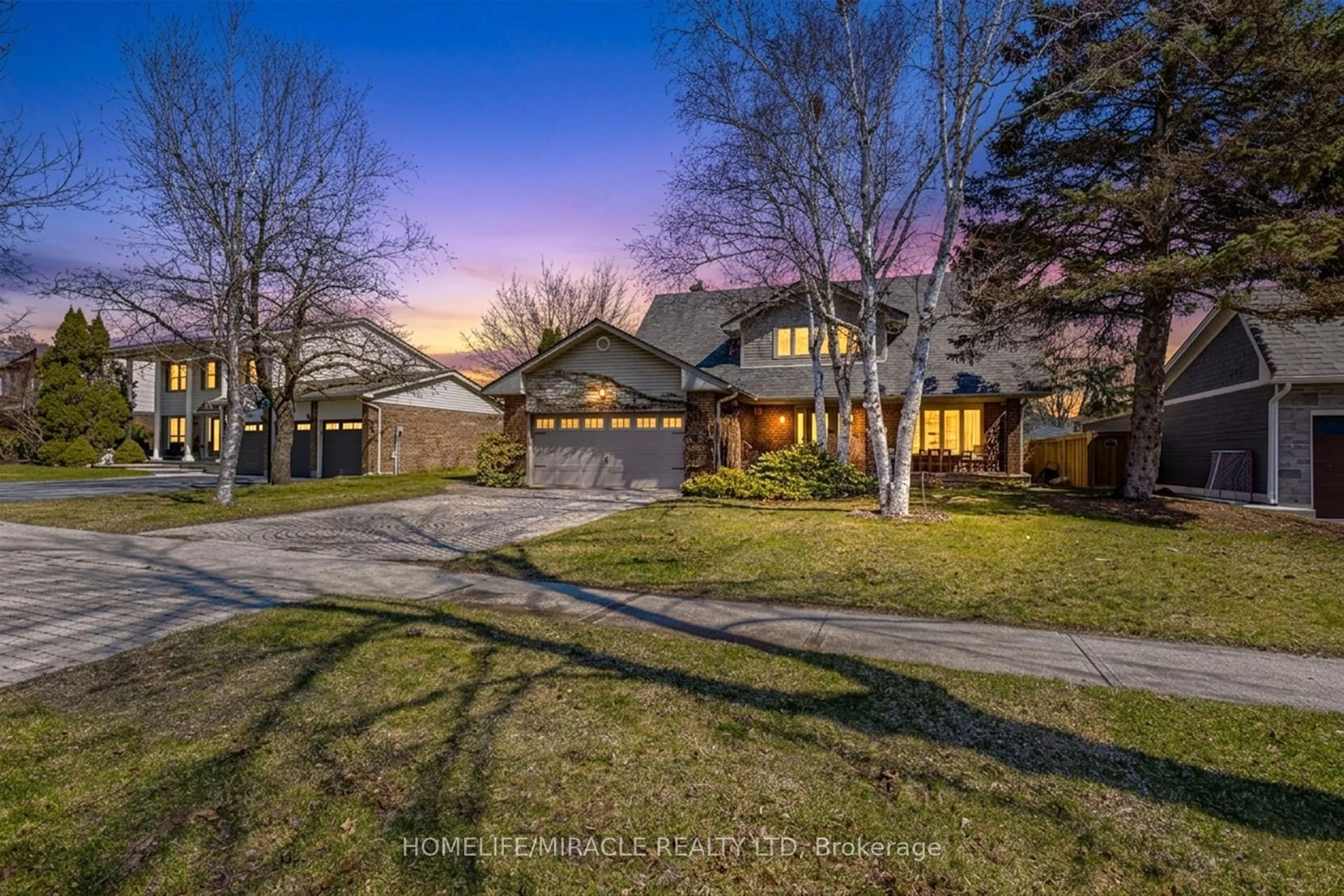 A pic from outside/outdoor area/front of a property/back of a property/a pic from drone, street for 253 McCraney St, Oakville Ontario L6H 3A9