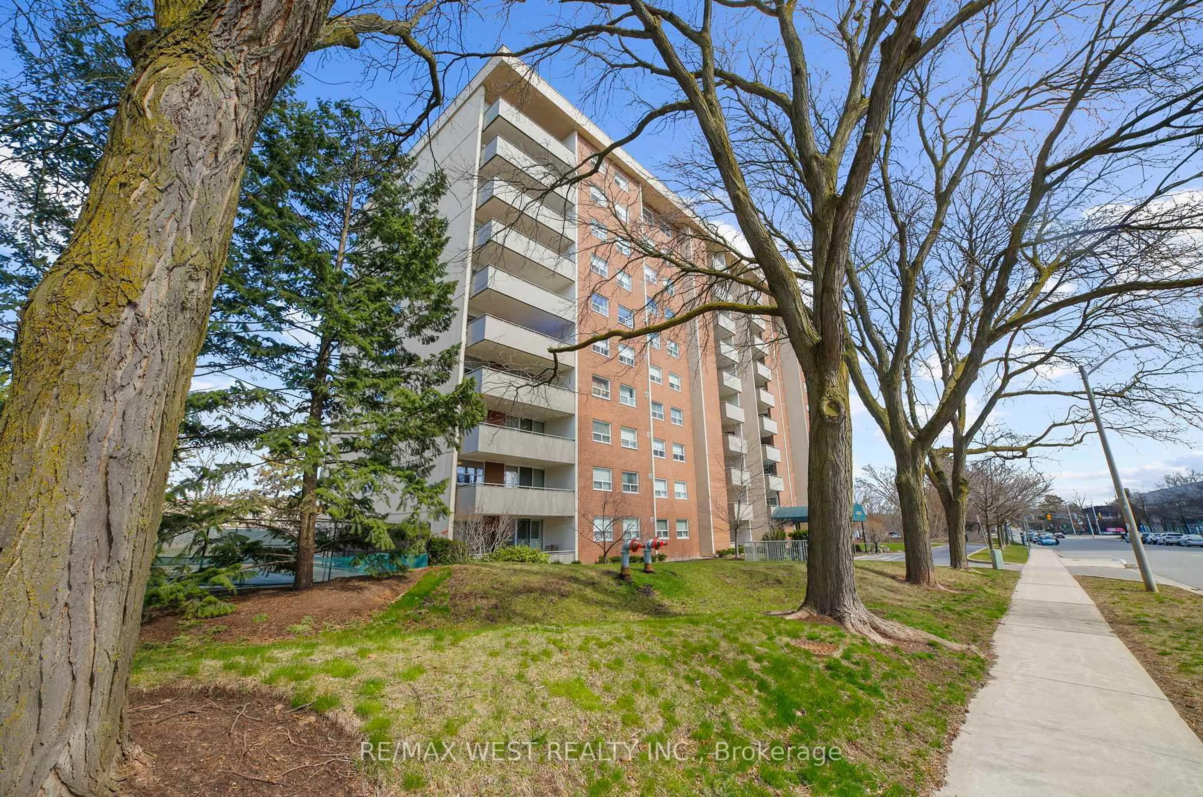 Patio, building for 1425 Ghent Ave #403, Burlington Ontario L7S 1X5