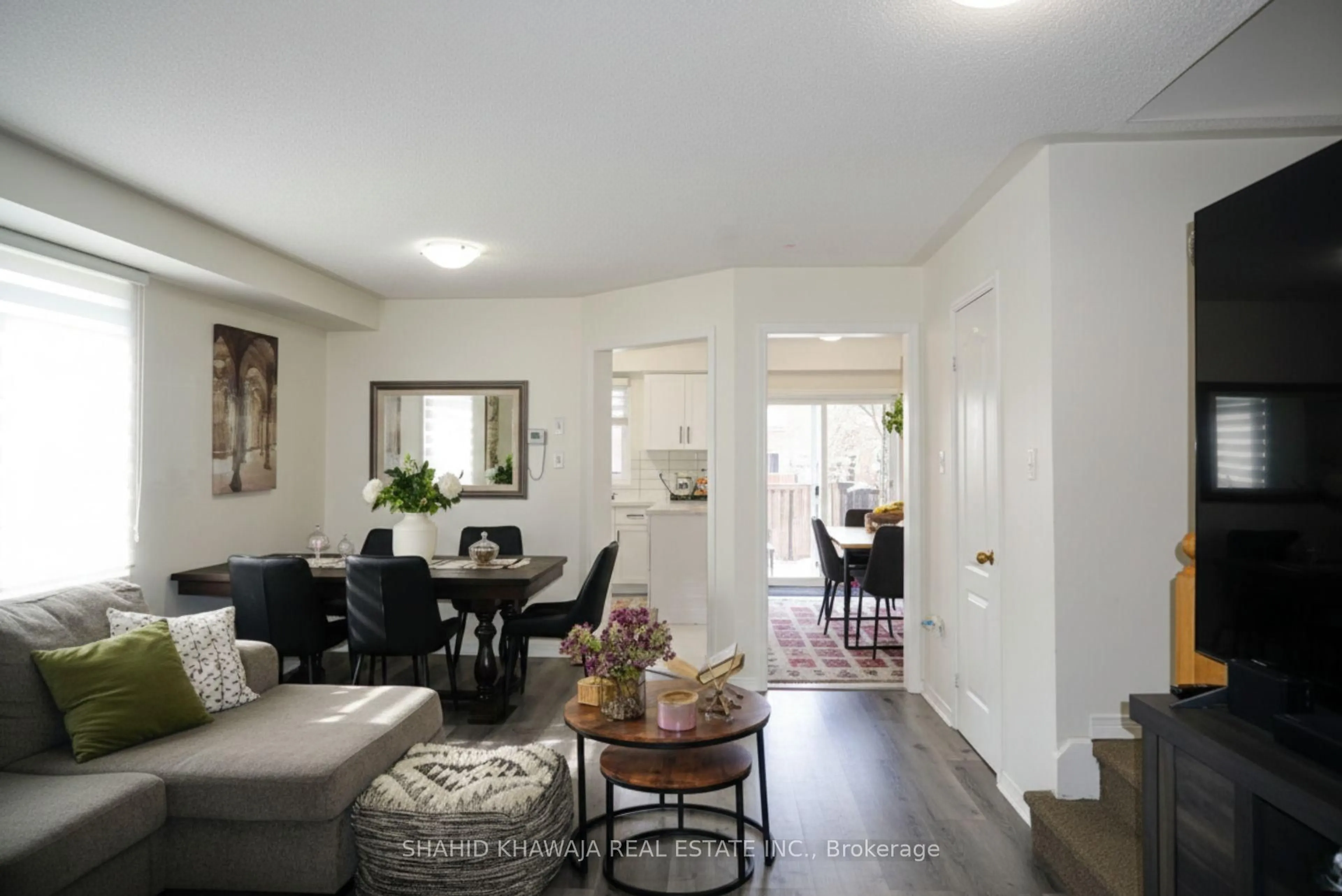 Living room with furniture, unknown for 952 Marygrace Crt, Mississauga Ontario L5V 2V7