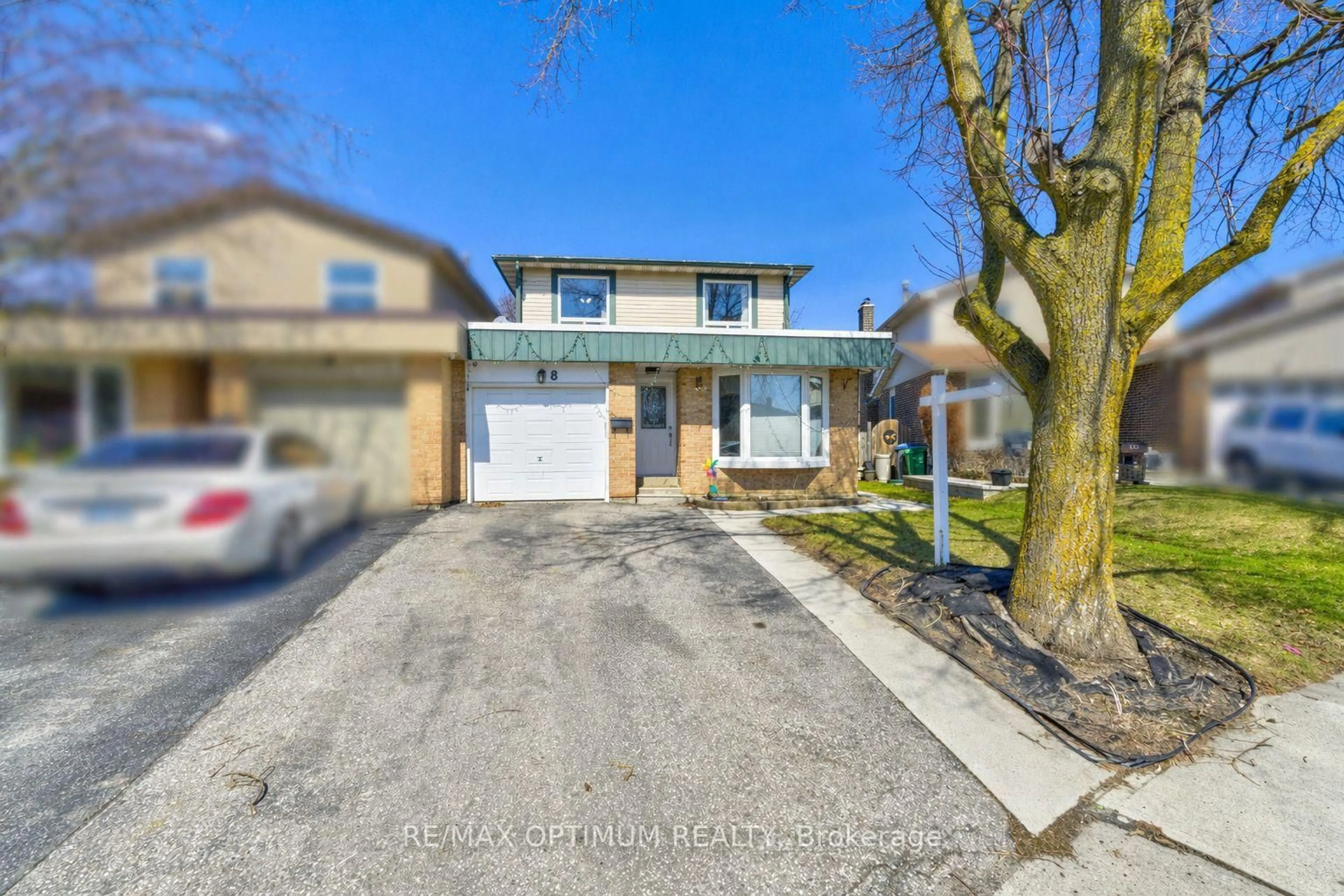 A pic from outside/outdoor area/front of a property/back of a property/a pic from drone, street for 8 Joanne Crt, Brampton Ontario L6Y 2J8