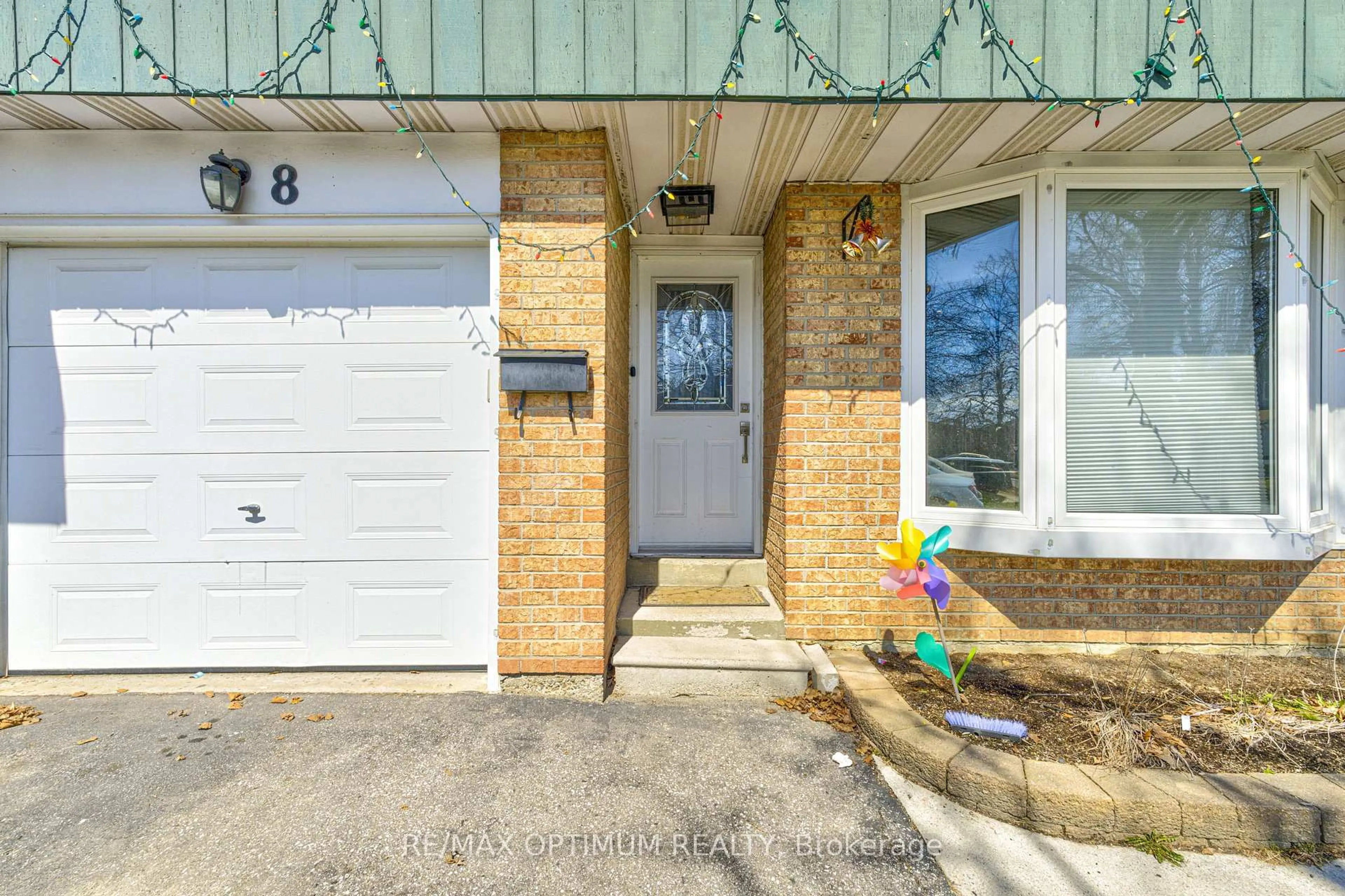Indoor entryway for 8 Joanne Crt, Brampton Ontario L6Y 2J8