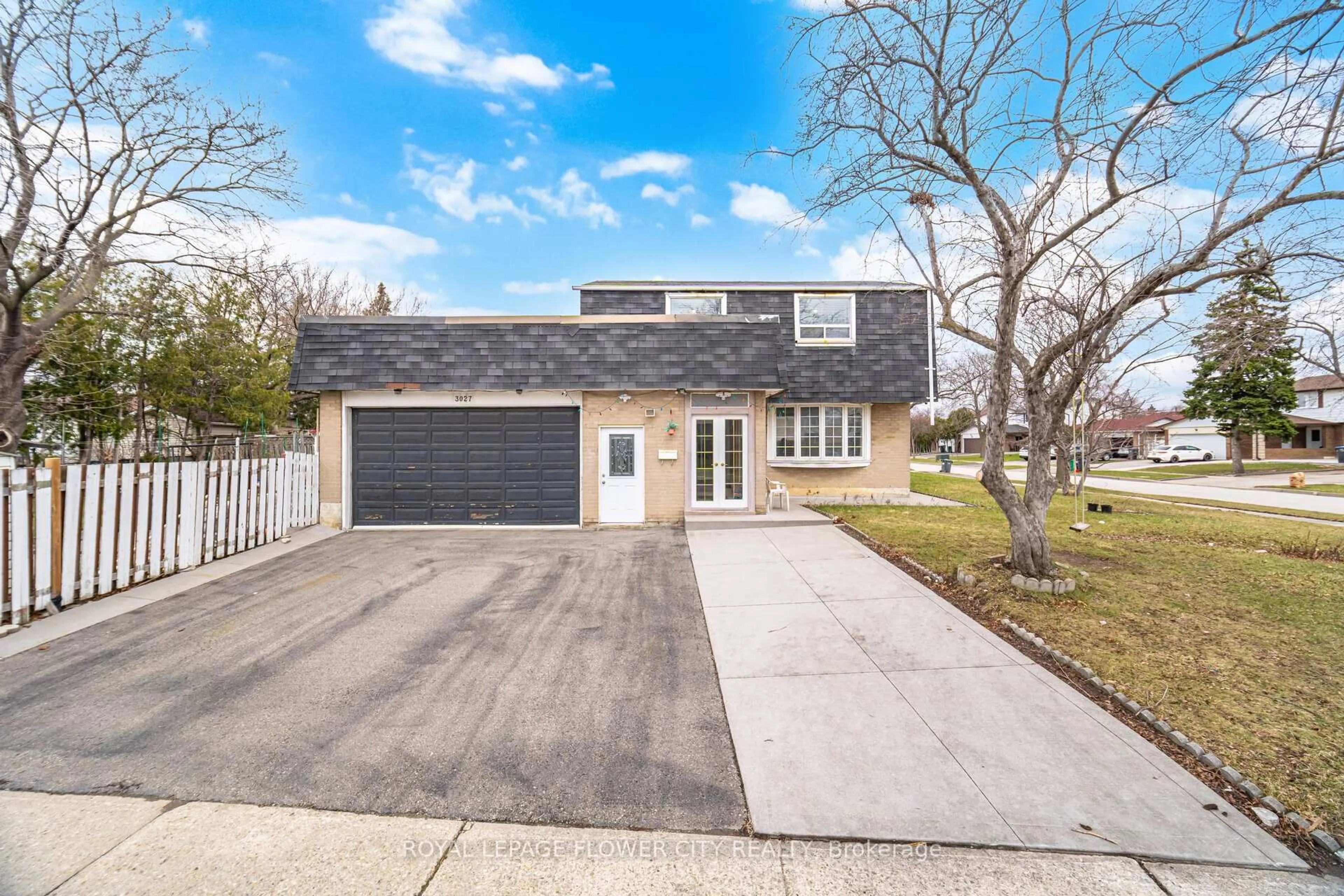 A pic from outside/outdoor area/front of a property/back of a property/a pic from drone, street for 3027 Coral Dr, Mississauga Ontario L4T 1Z2