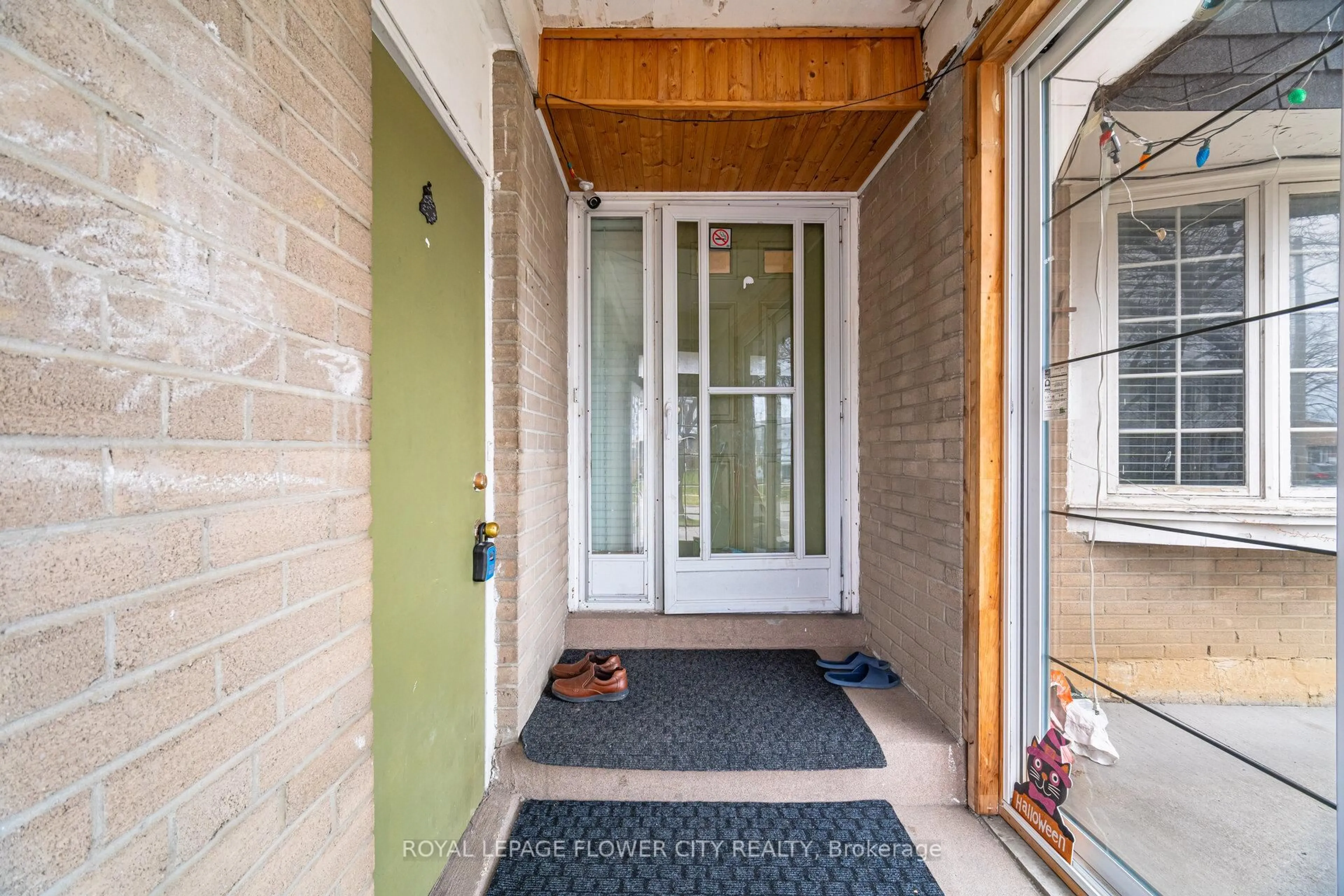 Indoor entryway for 3027 Coral Dr, Mississauga Ontario L4T 1Z2