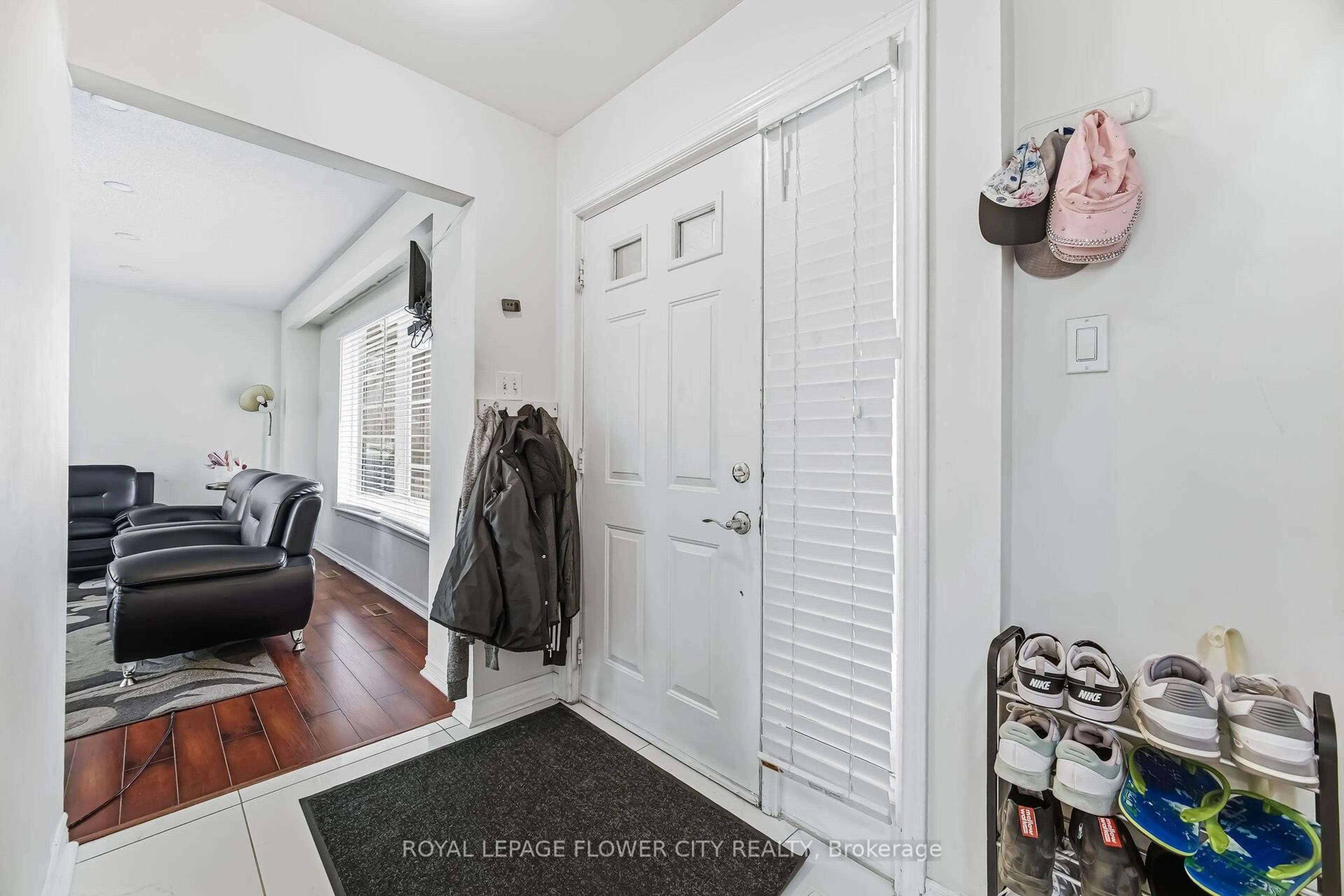 Indoor entryway for 3027 Coral Dr, Mississauga Ontario L4T 1Z2
