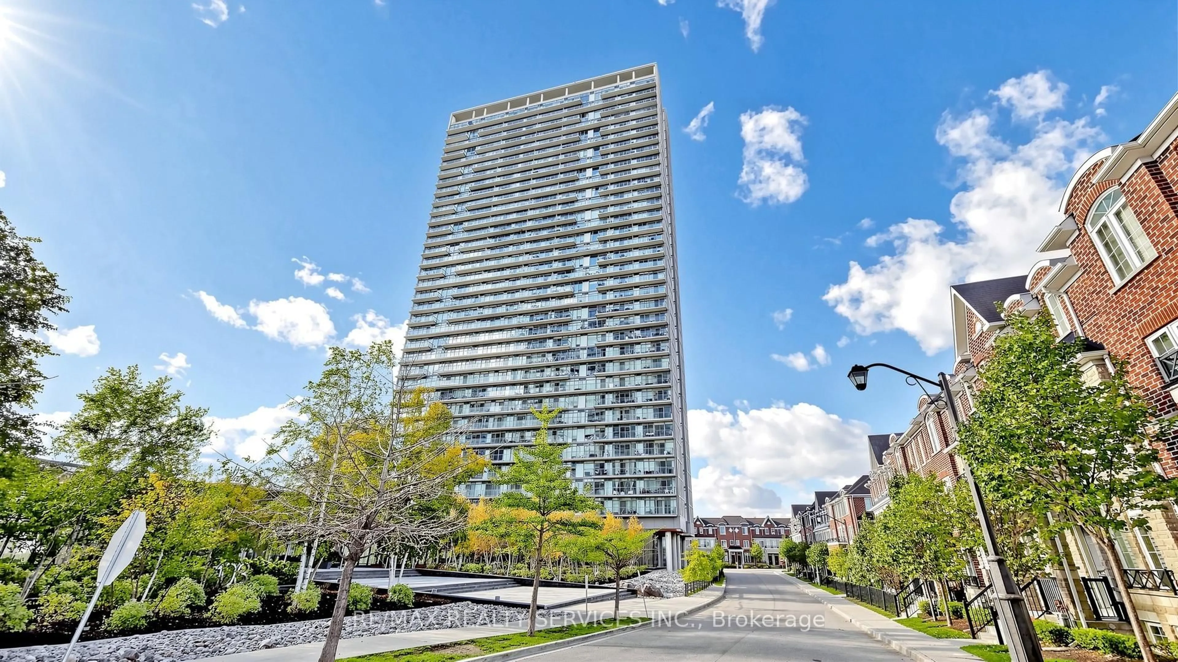 Indoor foyer for 105 The Queensway Ave #511, Toronto Ontario M6S 5B5
