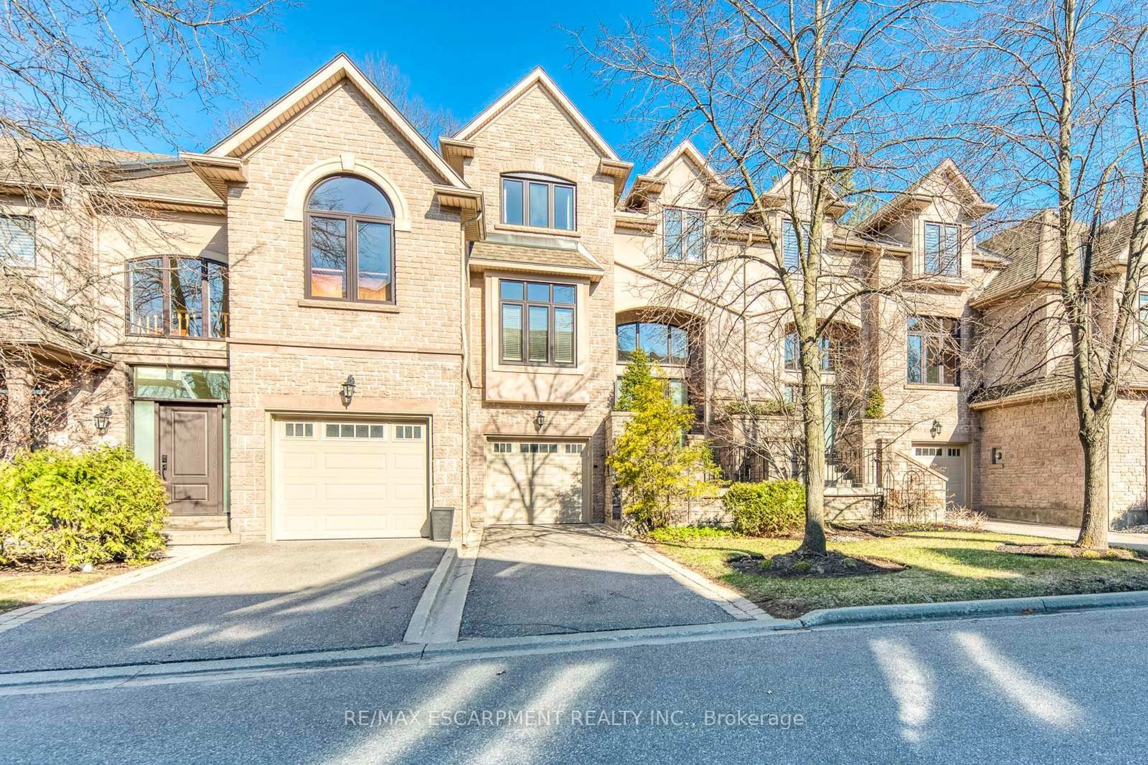 Home with brick exterior material, street for 2303 HILL RIDGE Crt #5, Oakville Ontario L6M 3N3