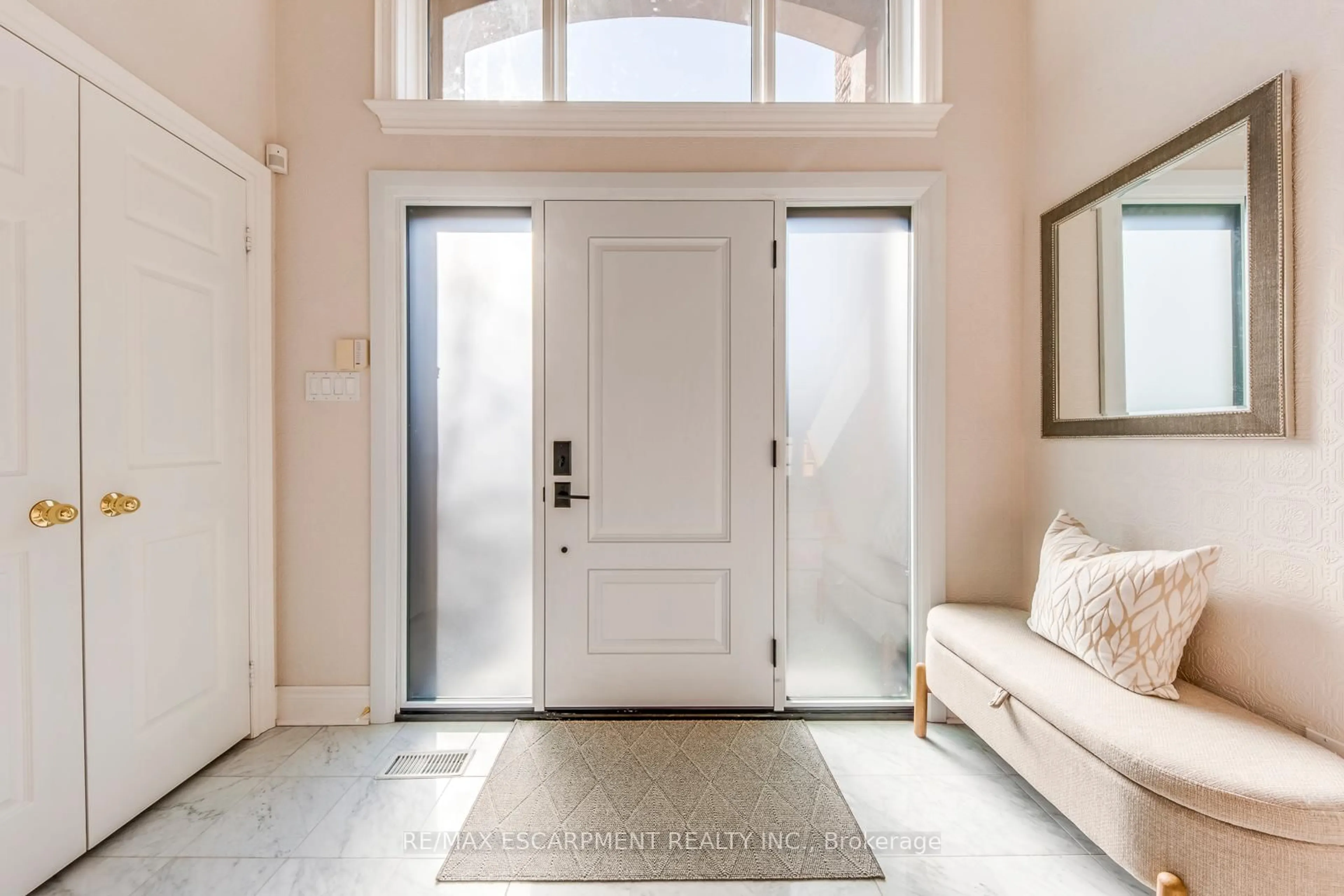 Indoor entryway for 2303 HILL RIDGE Crt #5, Oakville Ontario L6M 3N3