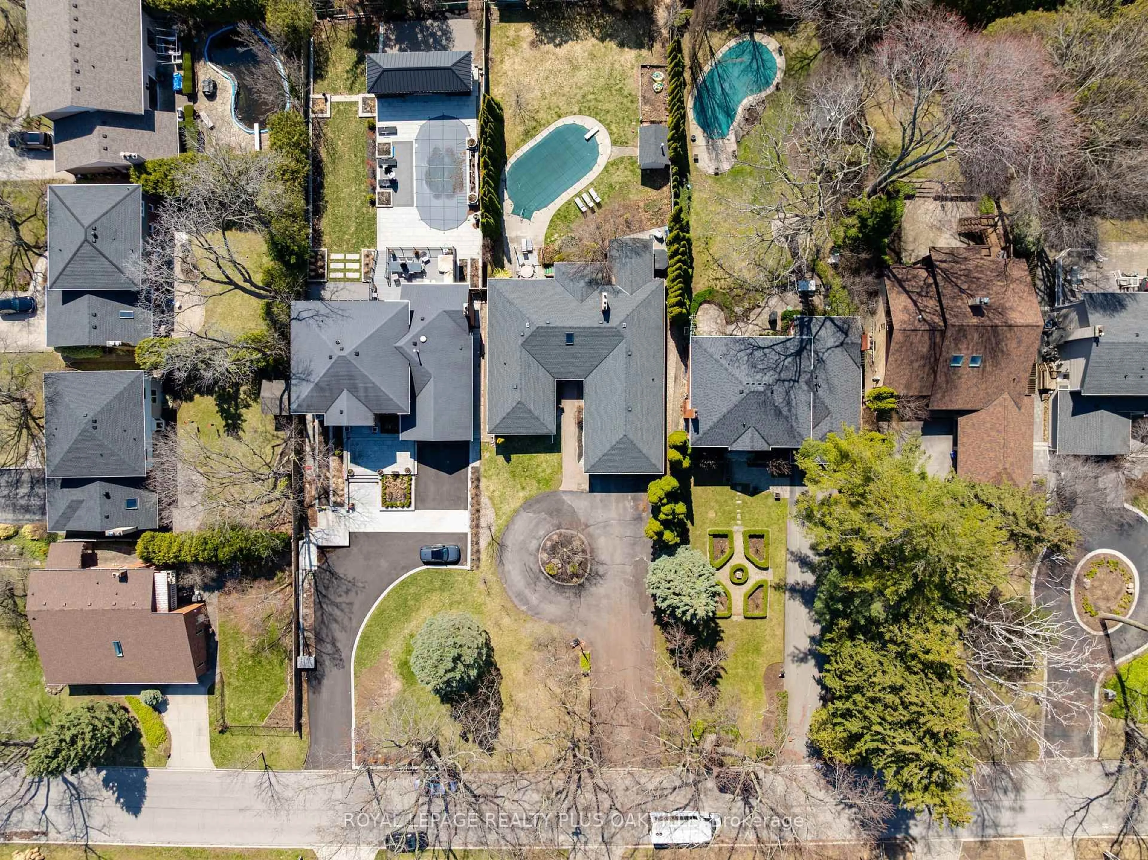 A pic from outside/outdoor area/front of a property/back of a property/a pic from drone, street for 258 Shoreacres Rd, Burlington Ontario L7L 2H4
