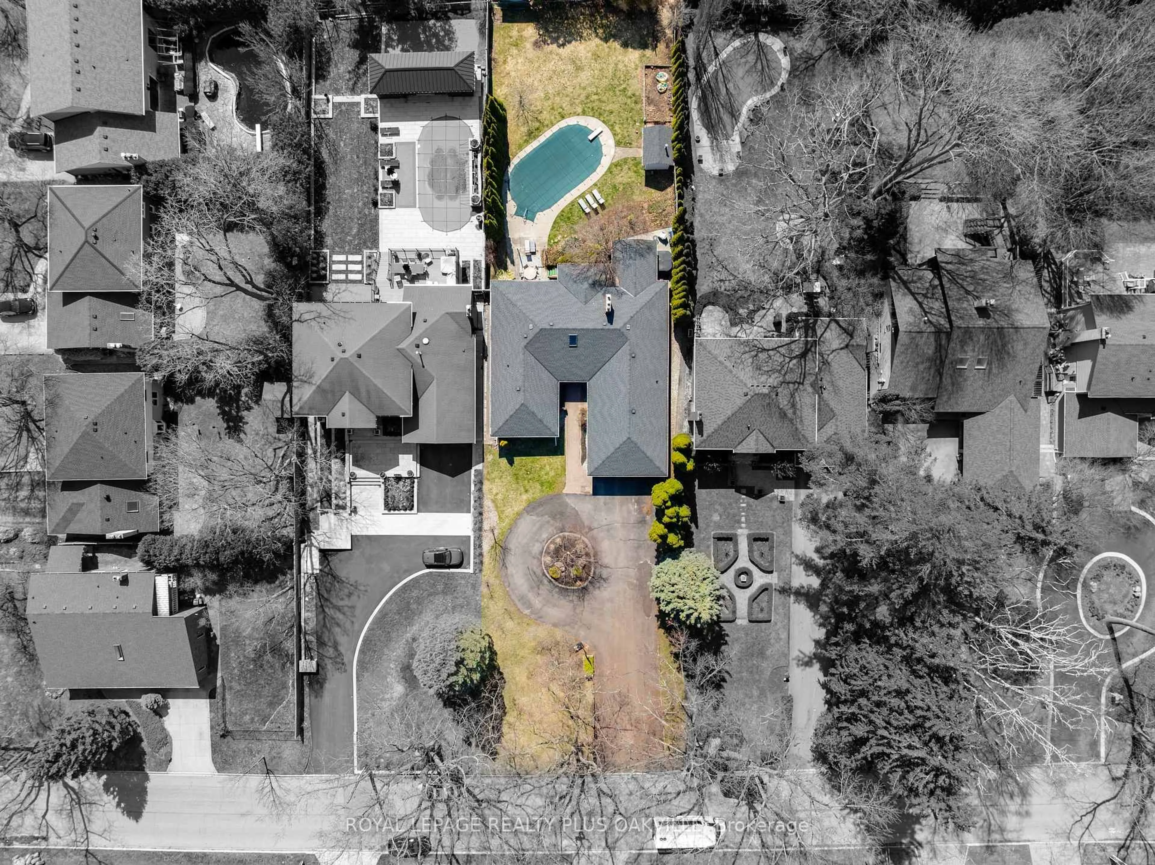 A pic from outside/outdoor area/front of a property/back of a property/a pic from drone, street for 258 Shoreacres Rd, Burlington Ontario L7L 2H4