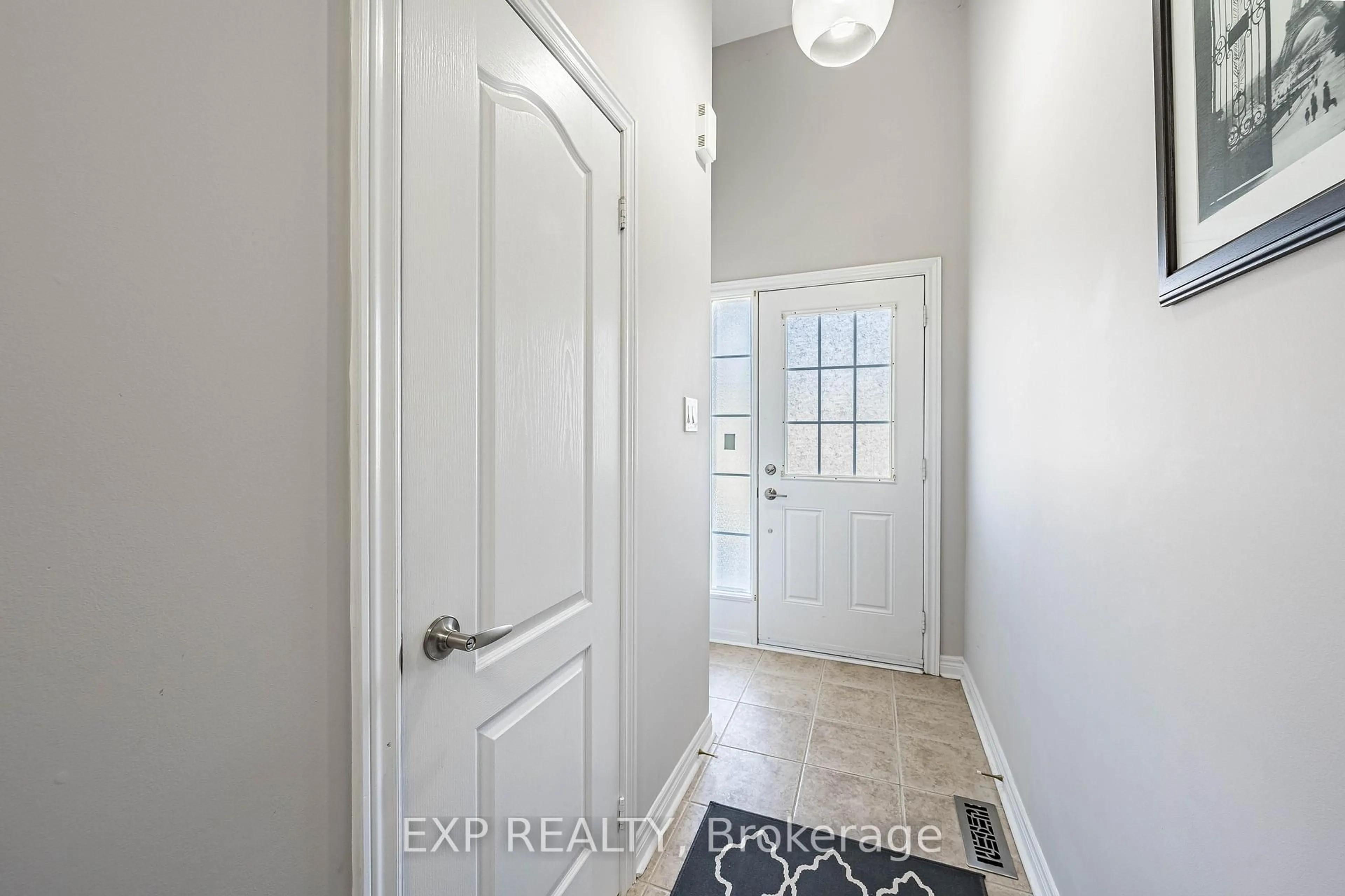 Indoor entryway for 2360 Britannia Rd #4, Mississauga Ontario L5M 2G7