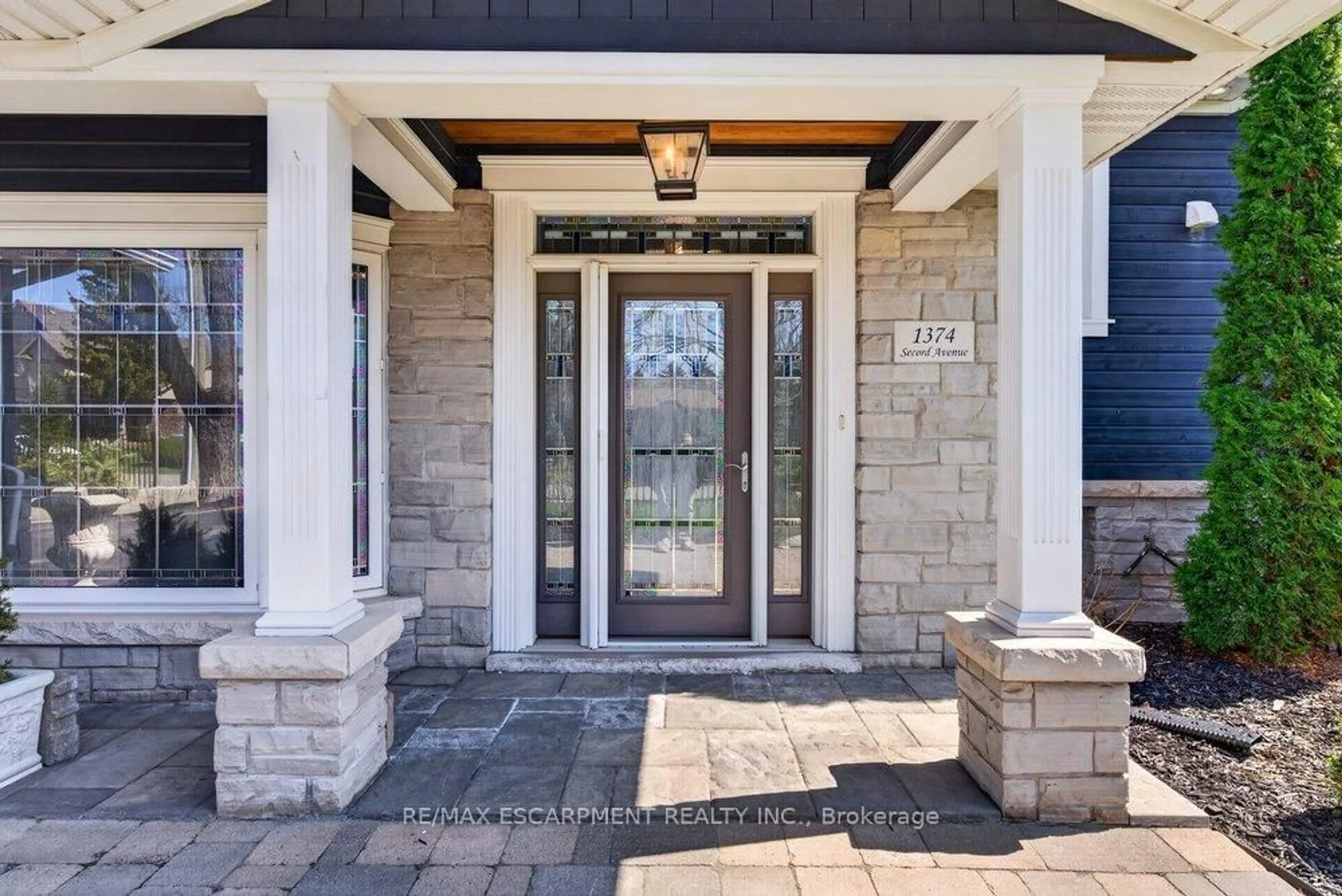 Indoor entryway for 1374 Secord Ave, Oakville Ontario L6L 2L1