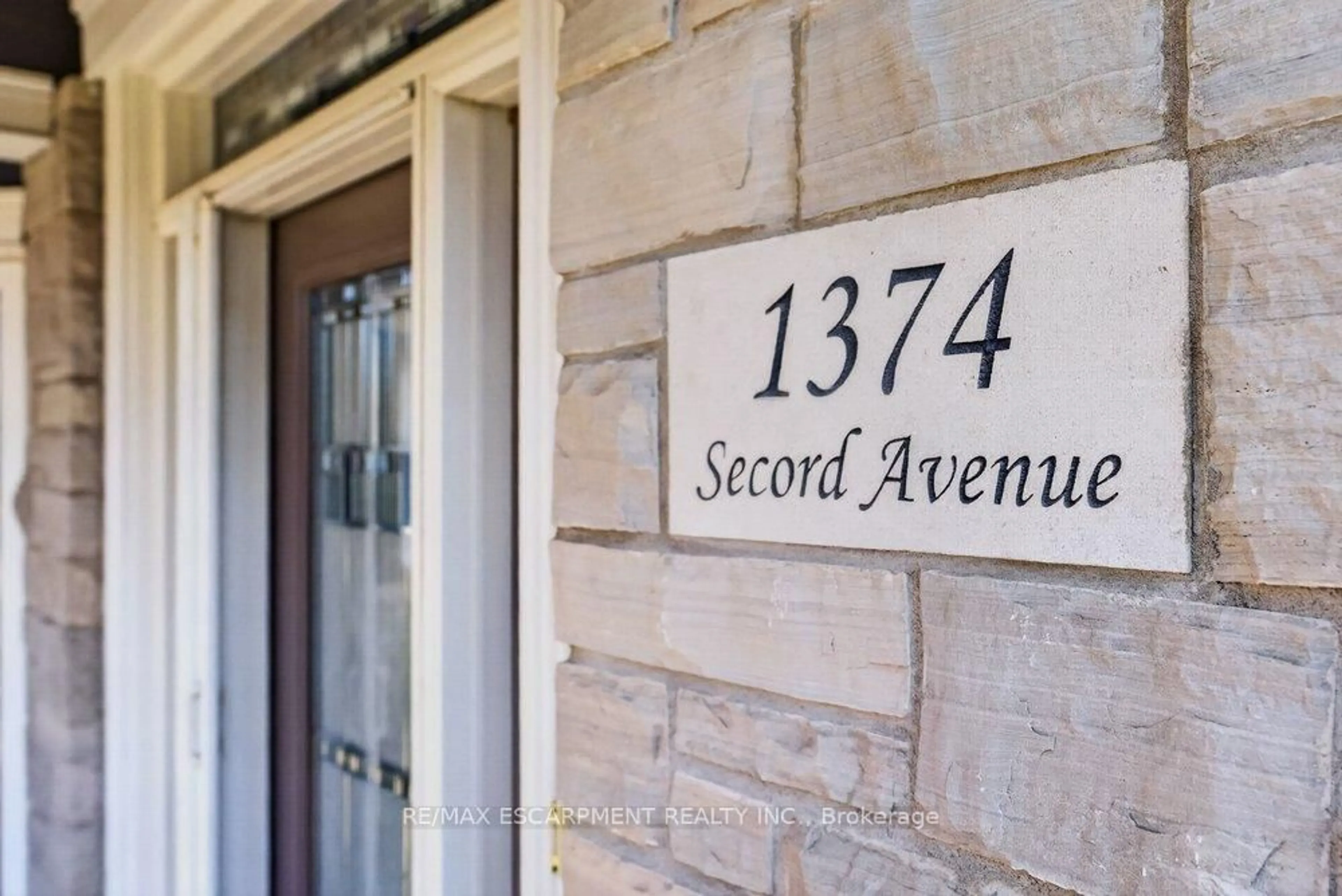 Indoor foyer for 1374 Secord Ave, Oakville Ontario L6L 2L1