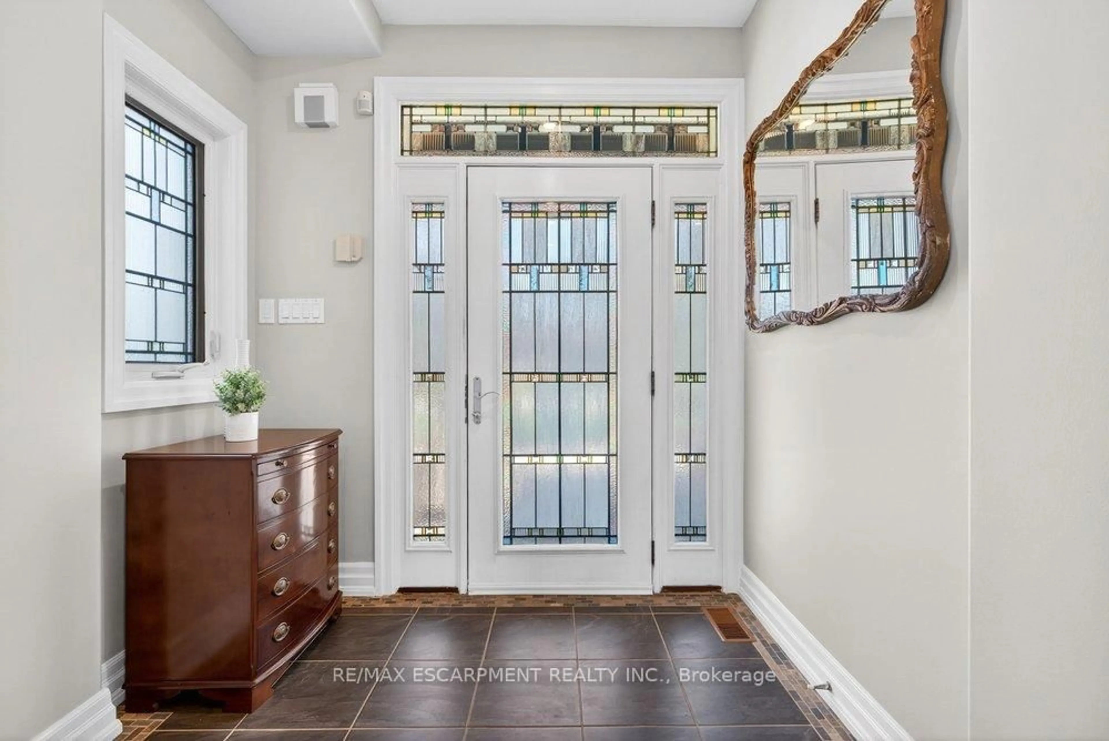 Indoor entryway for 1374 Secord Ave, Oakville Ontario L6L 2L1