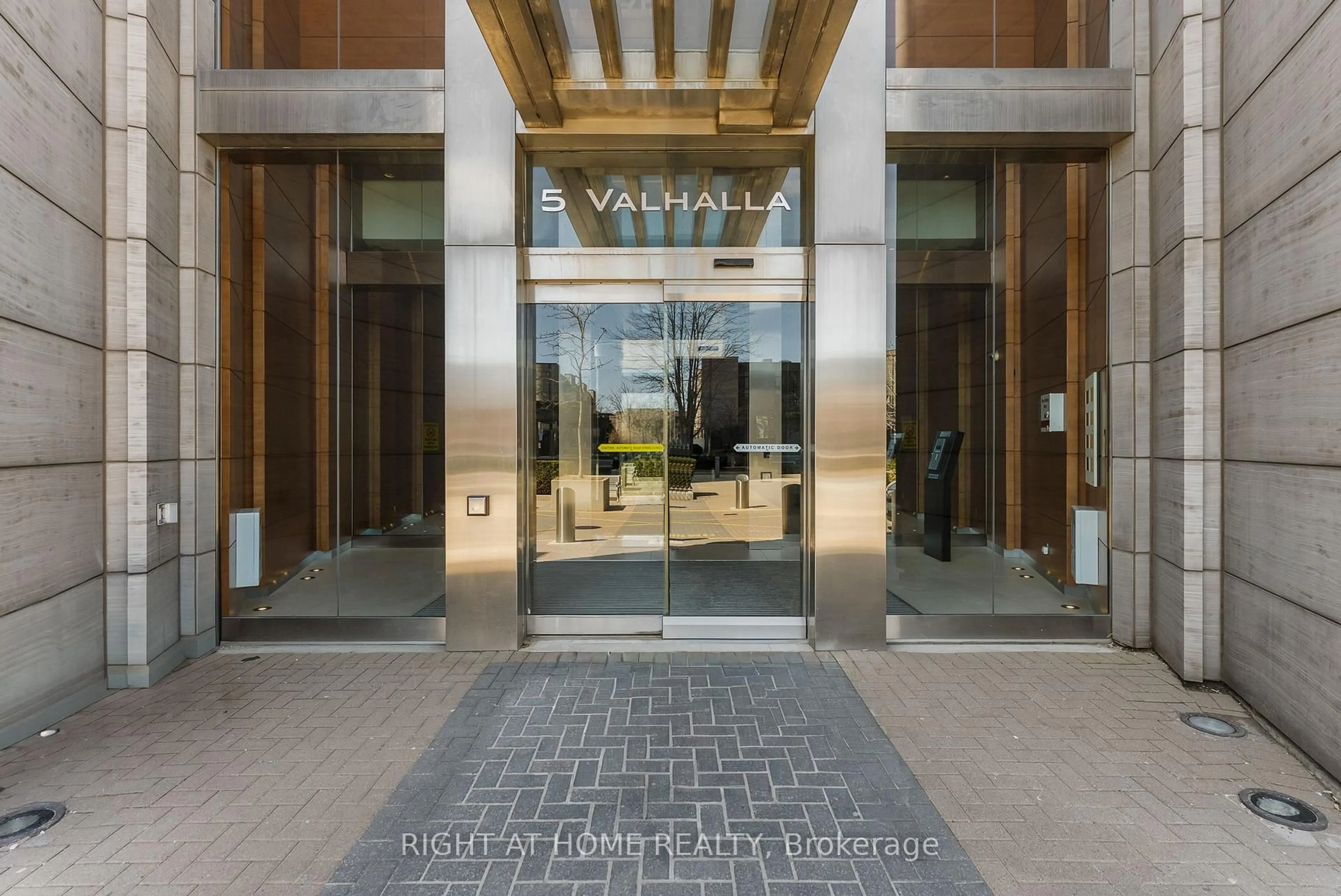 Indoor foyer for 5 Valhalla Inn Rd #2801, Toronto Ontario M9B 0B1