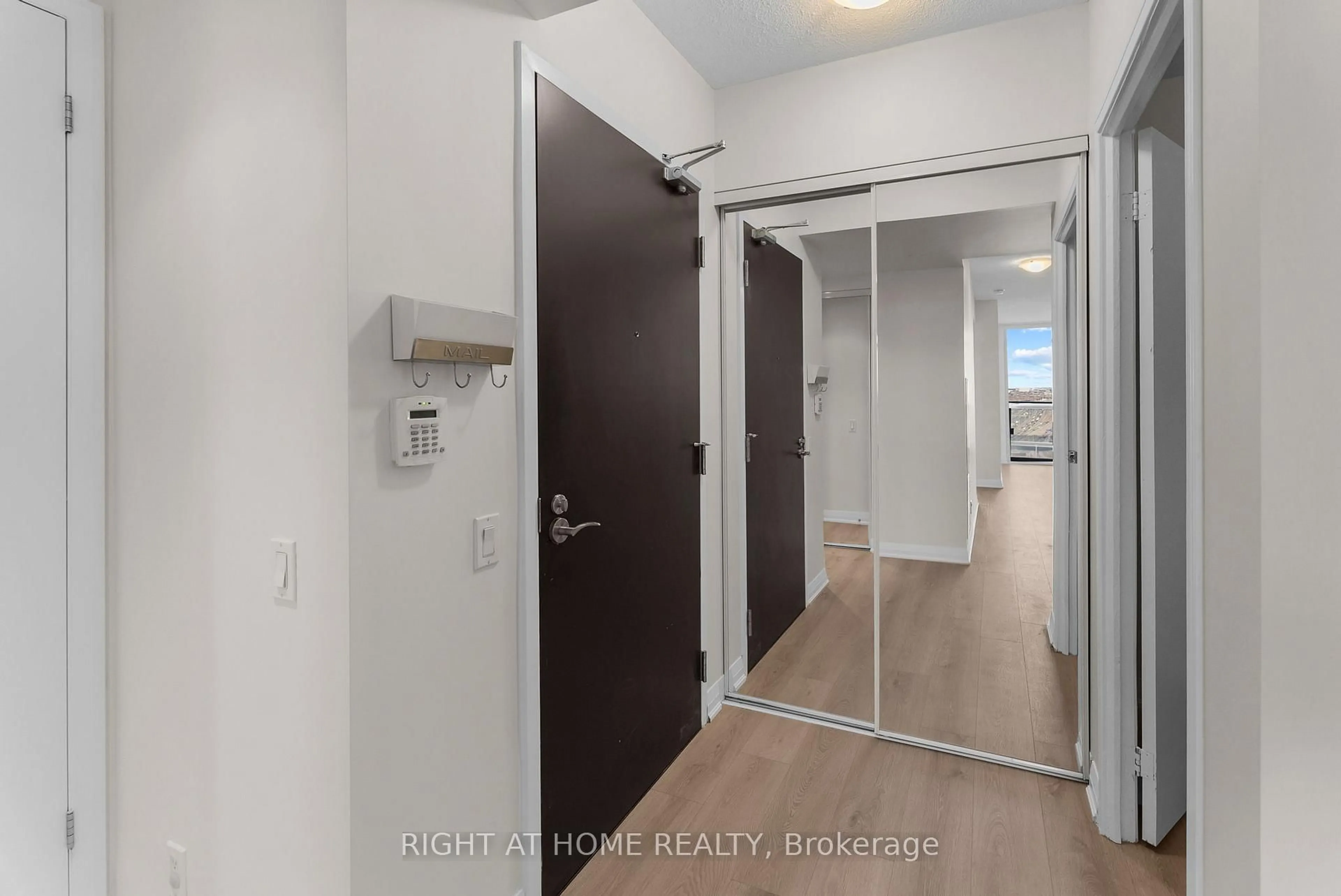 Indoor entryway for 5 Valhalla Inn Rd #2801, Toronto Ontario M9B 0B1