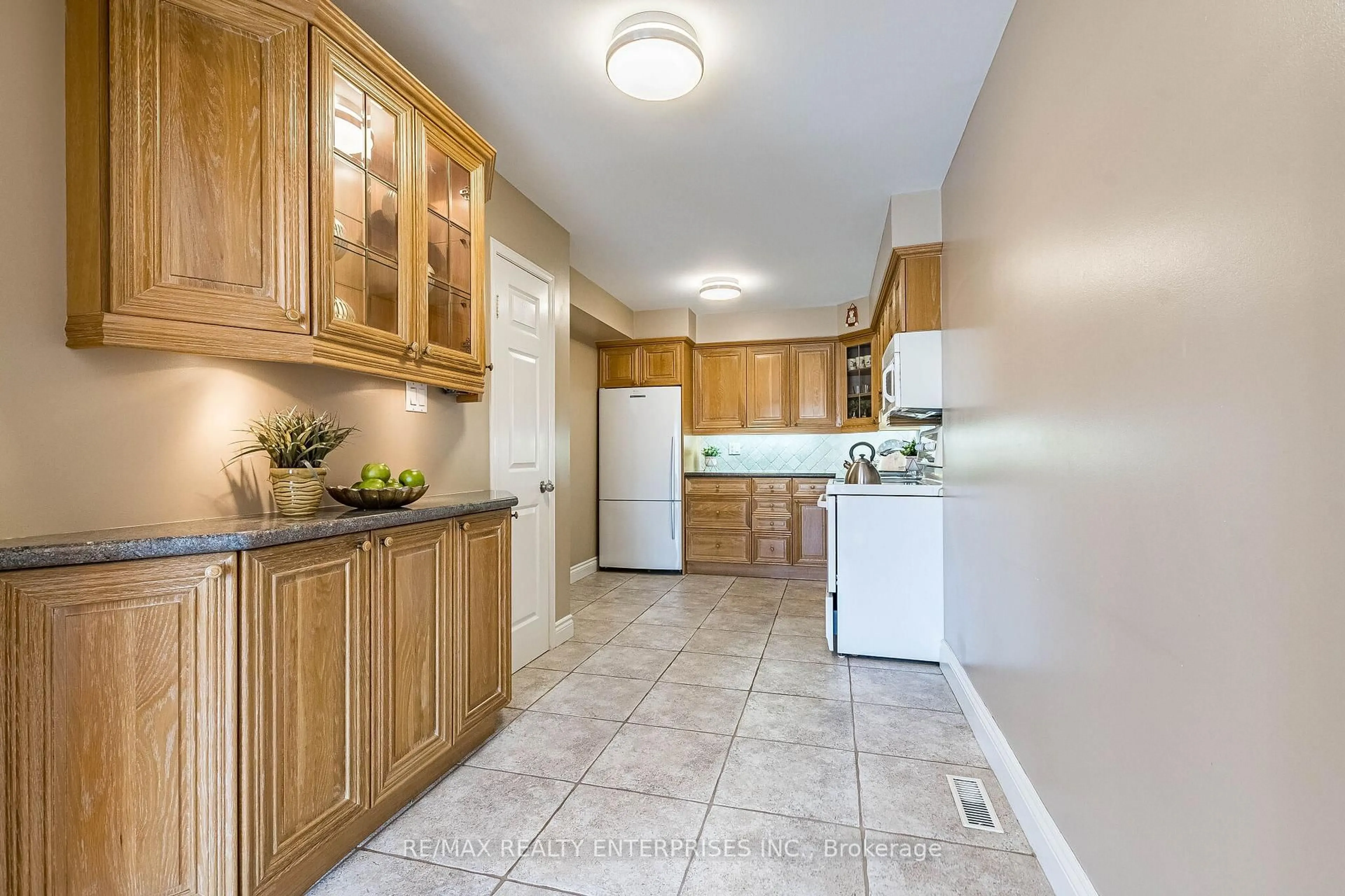 Standard kitchen, ceramic/tile floor for 3016 Rymal Rd, Mississauga Ontario L4Y 4B4