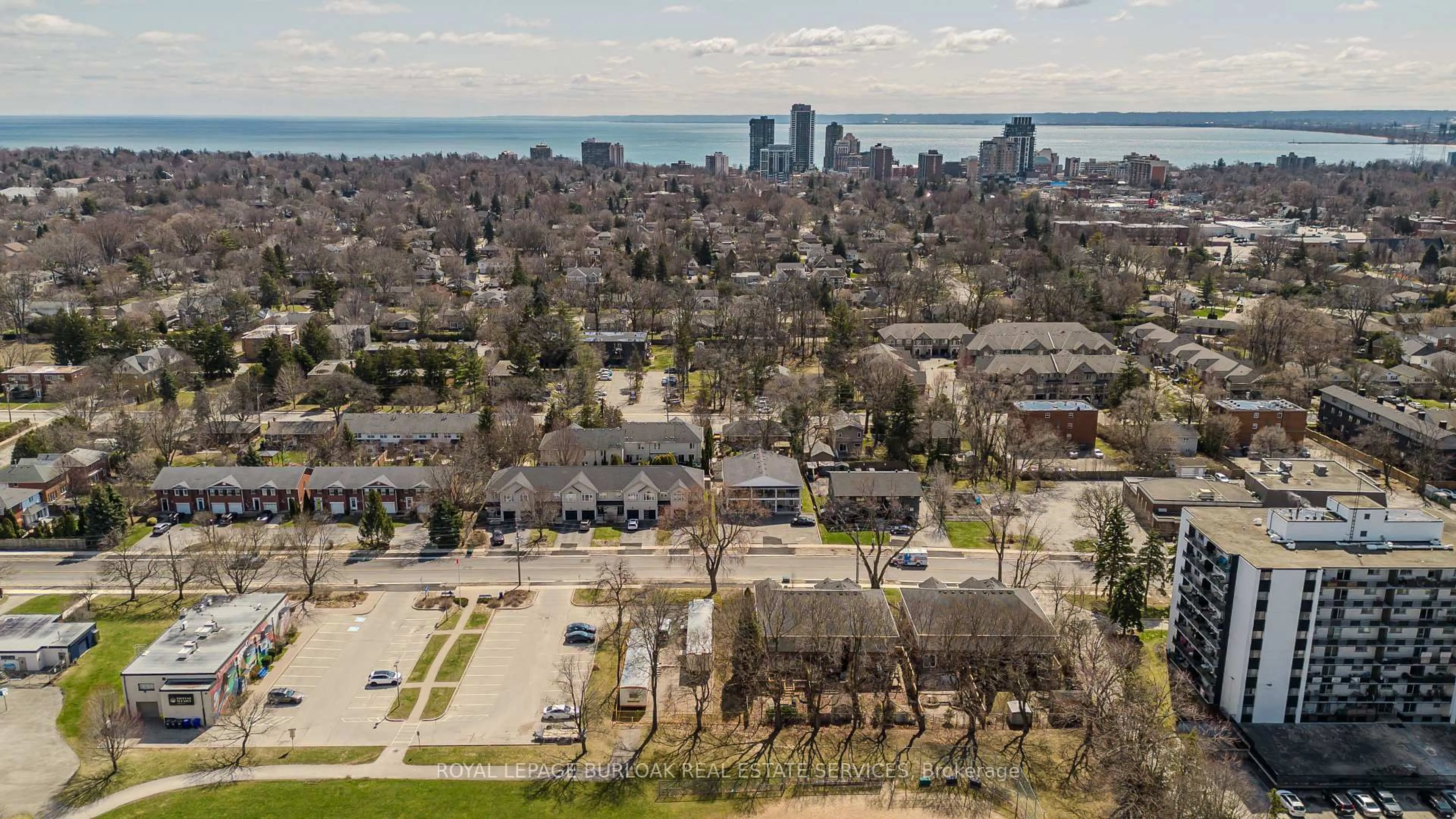 A pic from outside/outdoor area/front of a property/back of a property/a pic from drone, city buildings view from balcony for 2121 Prospect St, Burlington Ontario L7R 1Z2