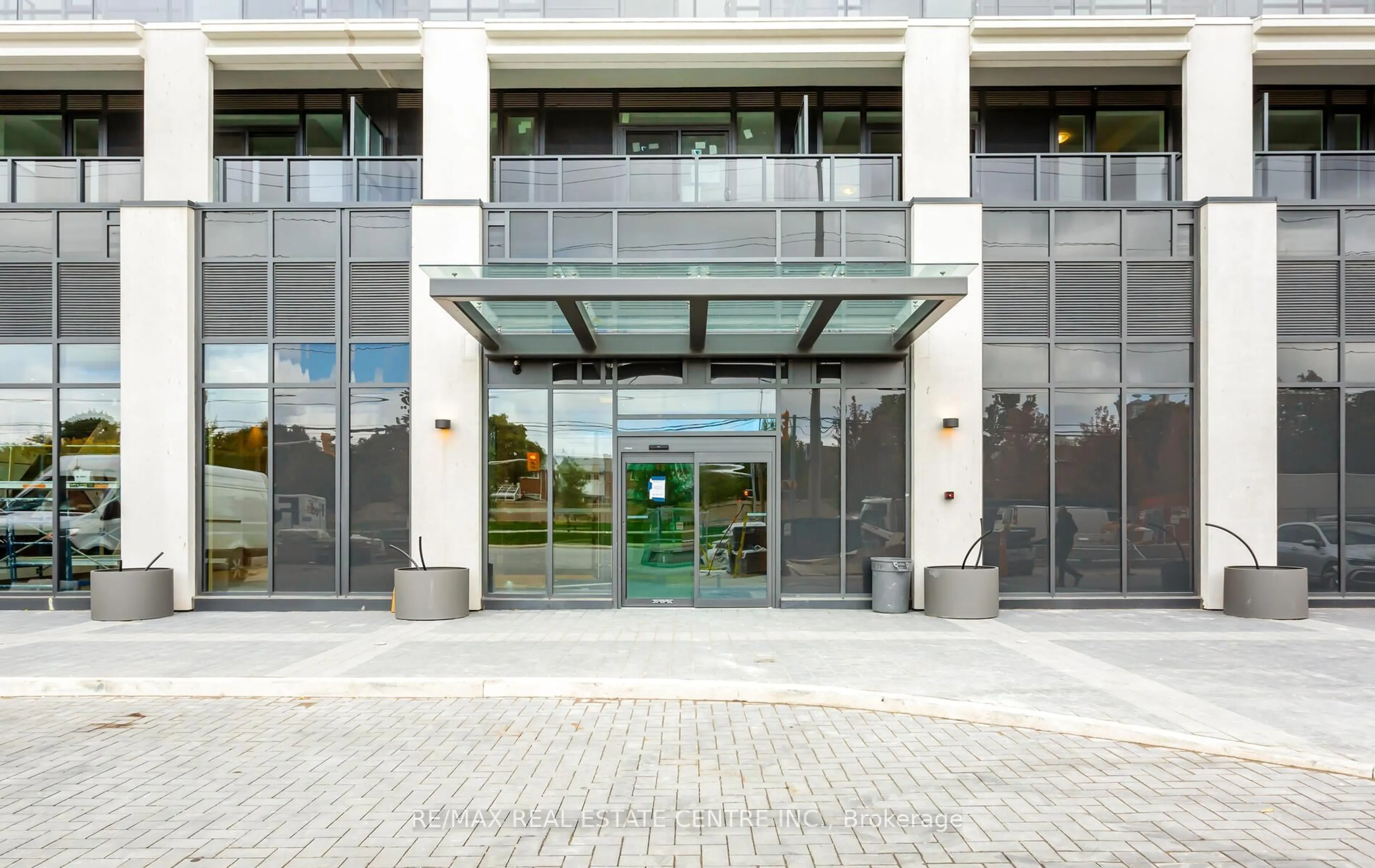 Indoor foyer for 202 Burnhamthorpe Rd #301, Mississauga Ontario L5A 0B2