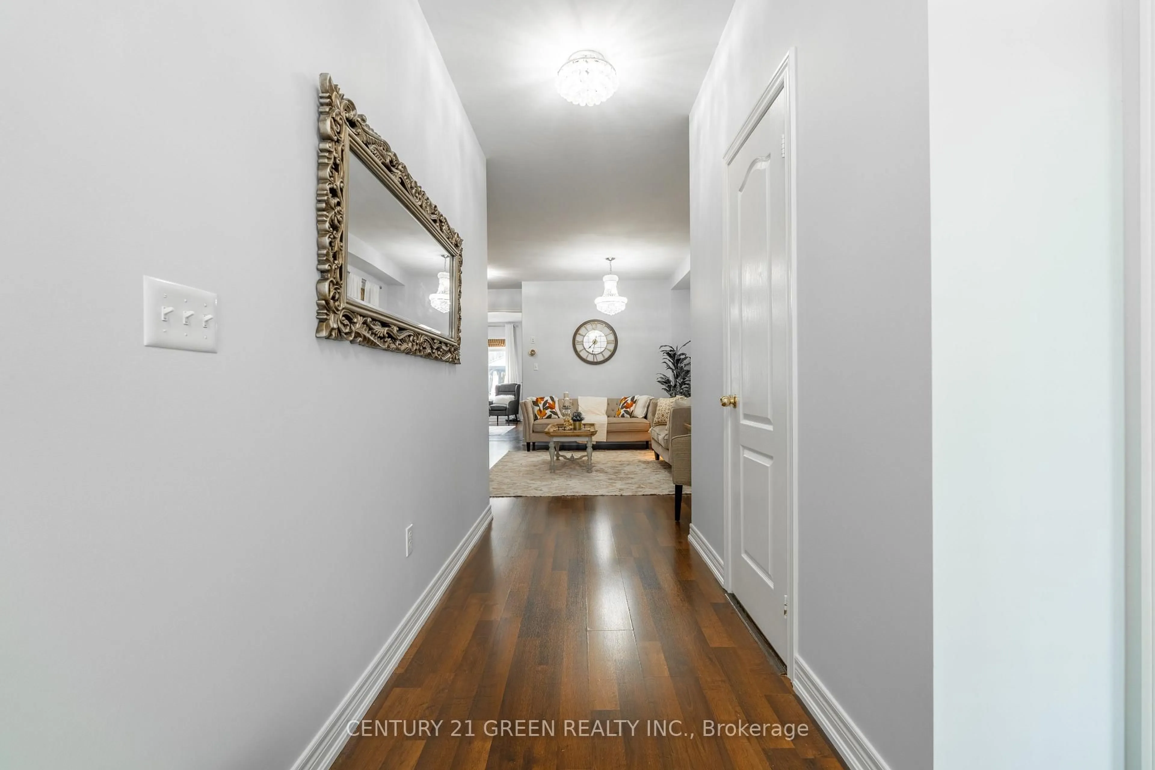 Indoor entryway for 3243 Stoney Cres, Mississauga Ontario L5M 0V4