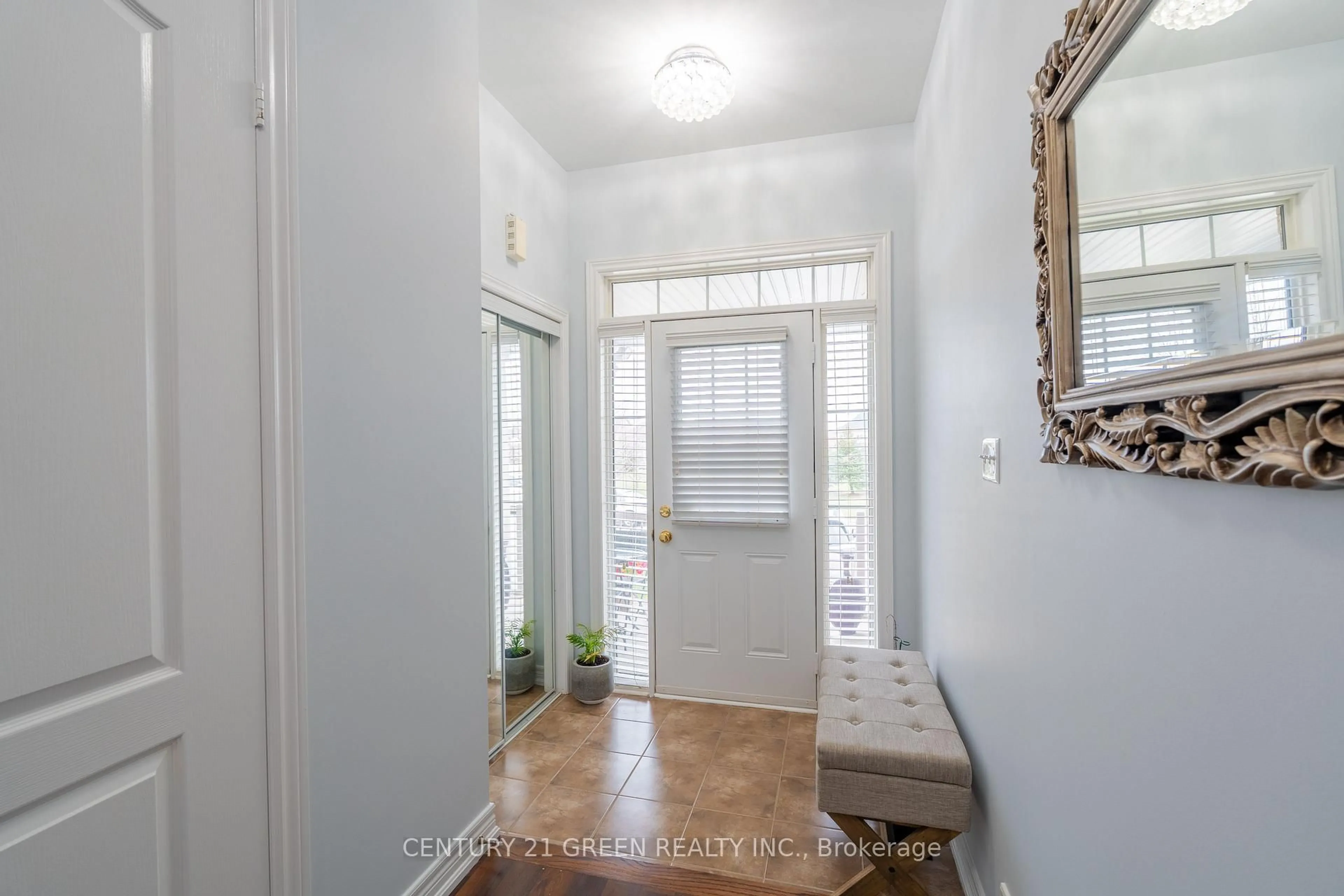 Indoor entryway for 3243 Stoney Cres, Mississauga Ontario L5M 0V4