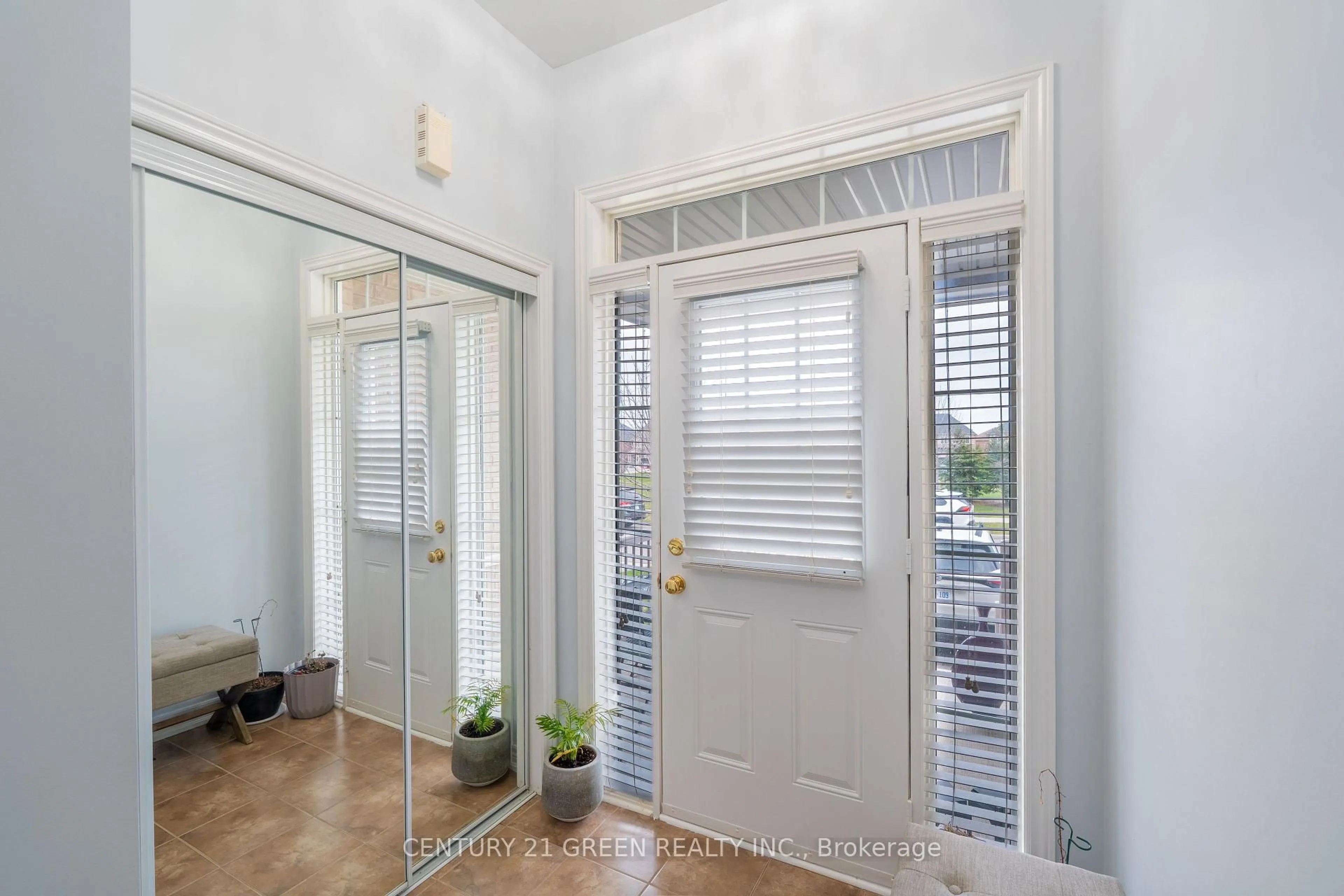 Indoor entryway for 3243 Stoney Cres, Mississauga Ontario L5M 0V4