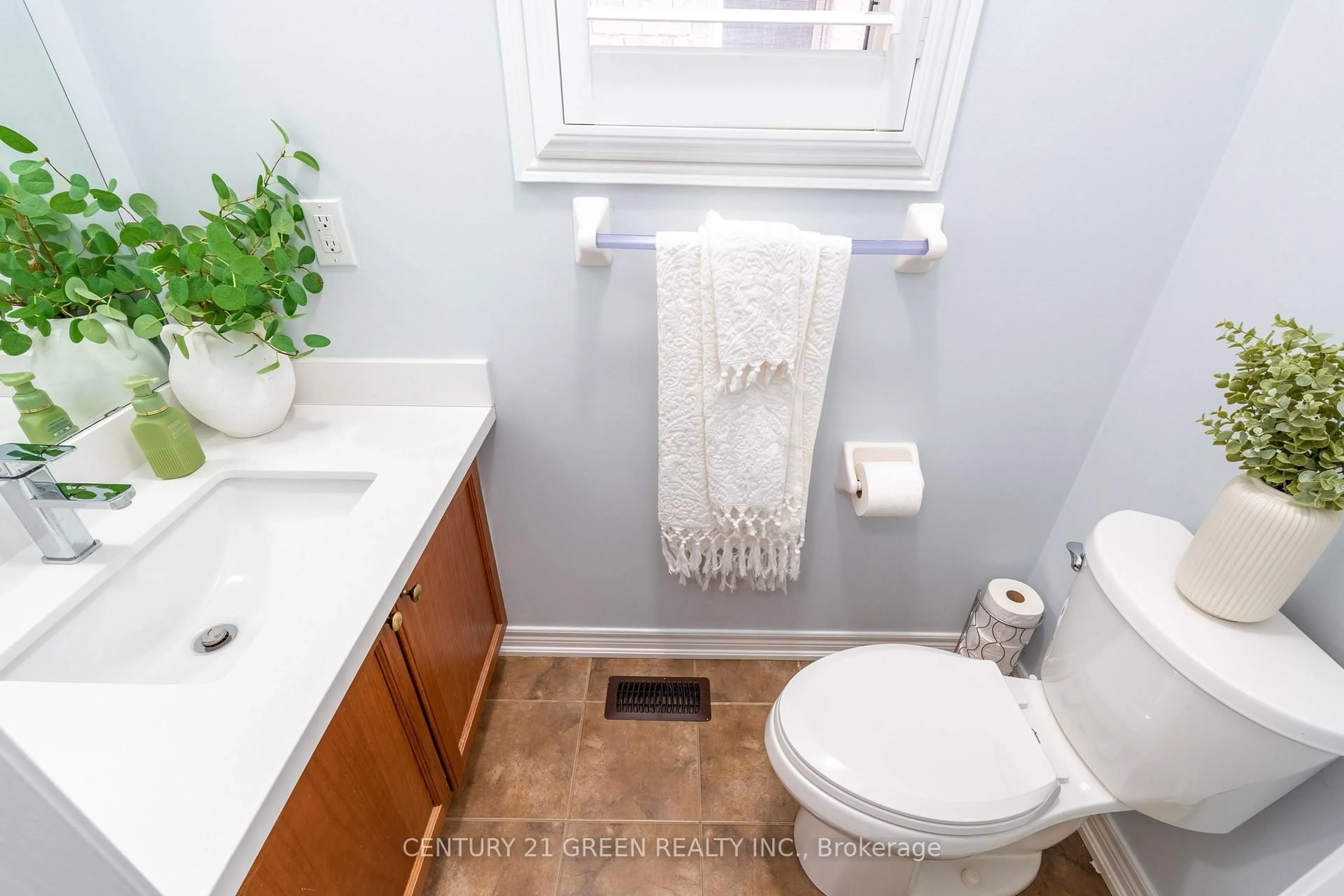 Standard bathroom, ceramic/tile floor for 3243 Stoney Cres, Mississauga Ontario L5M 0V4