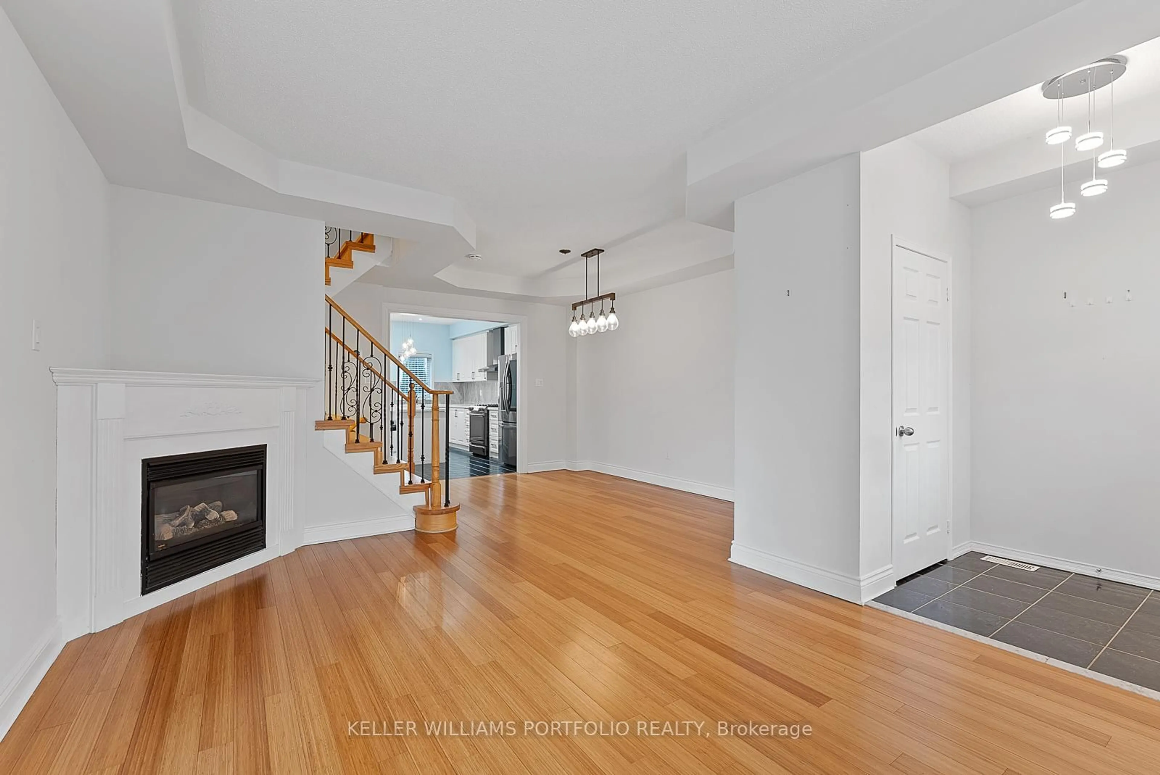 Indoor foyer for 118 Gatwick Dr, Oakville Ontario L6H 6V3