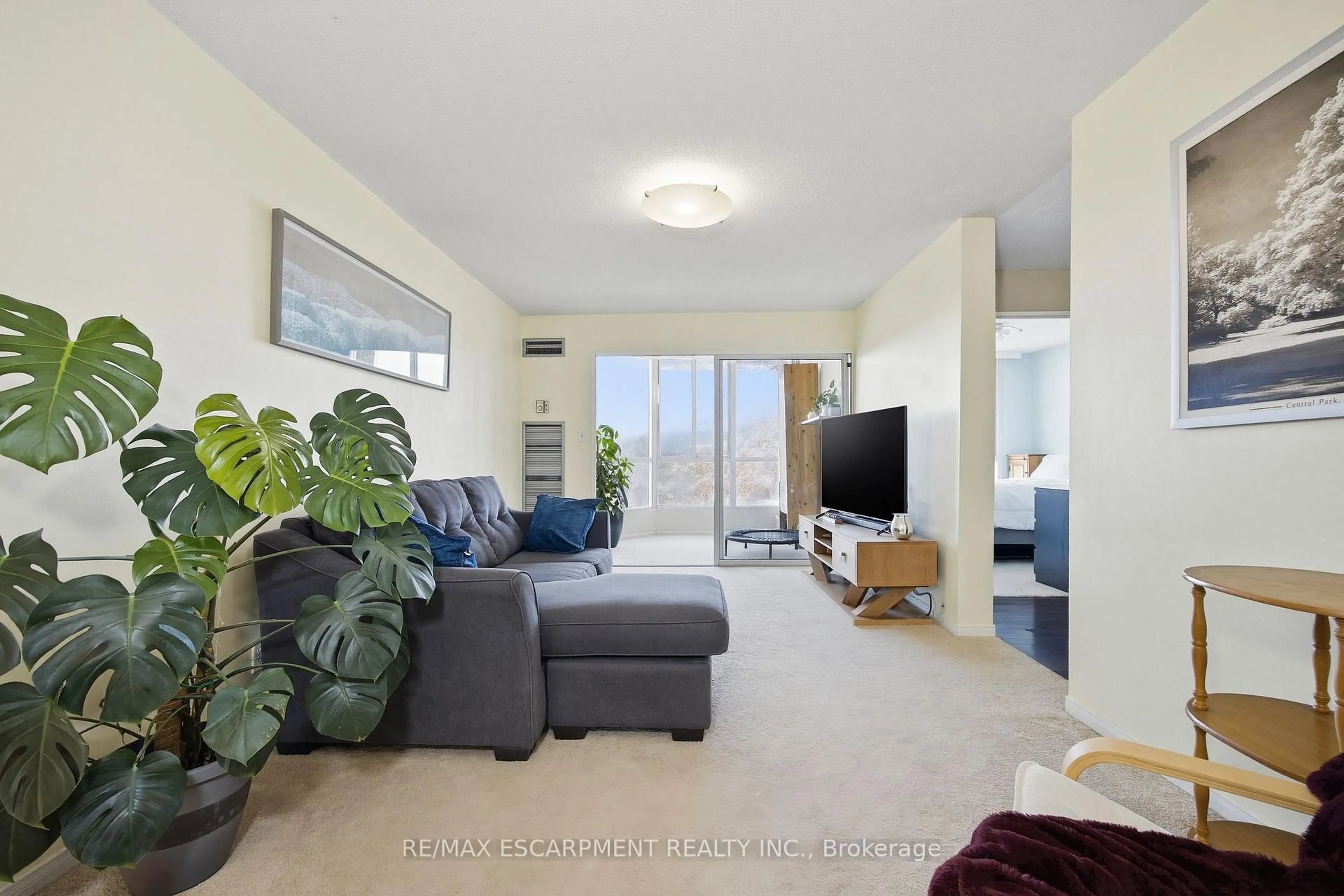 Living room with furniture, unknown for 145 Hillcrest Ave #PH1, Mississauga Ontario L5B 4B1