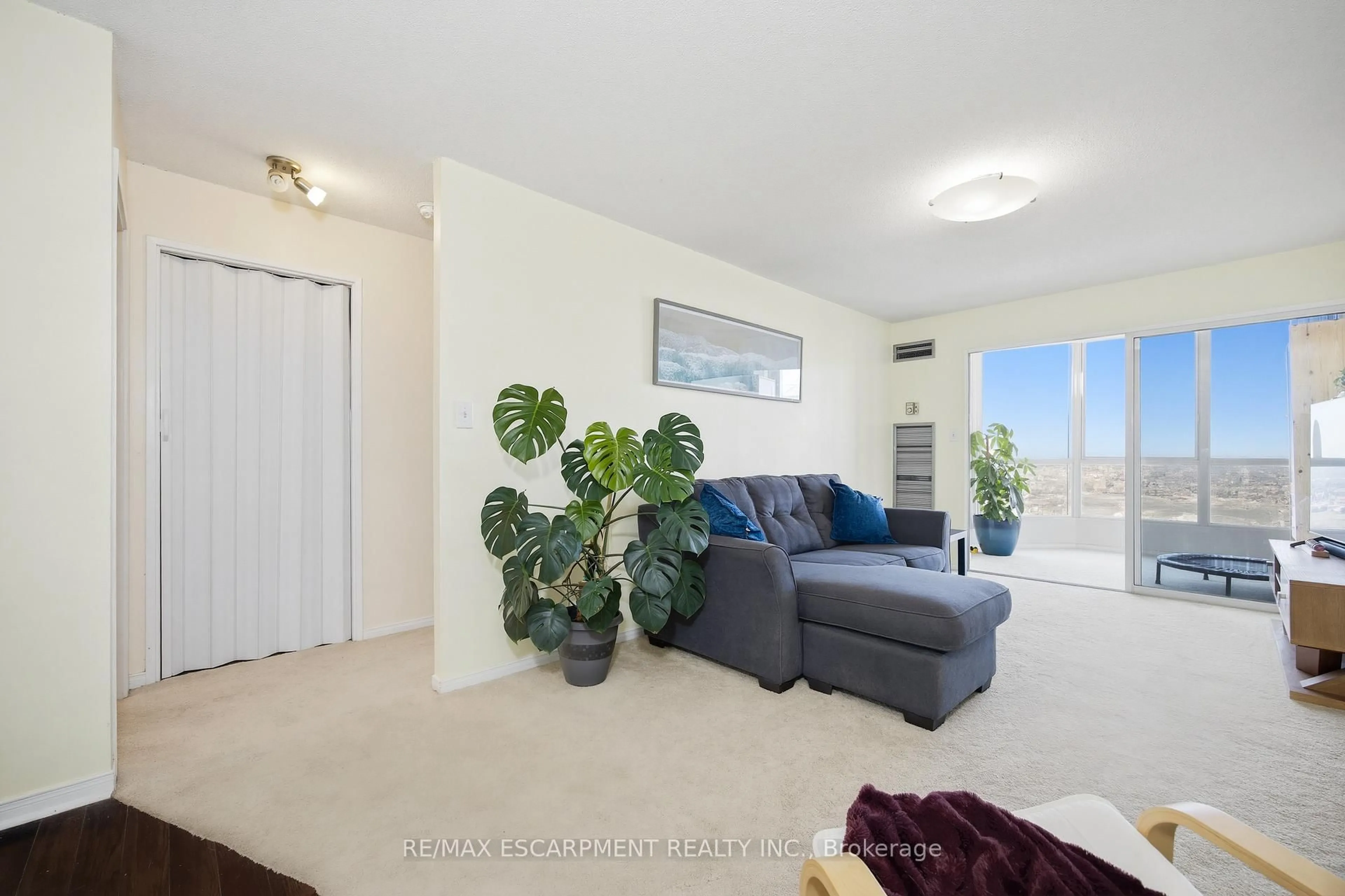 Living room with furniture, unknown for 145 Hillcrest Ave #PH1, Mississauga Ontario L5B 4B1