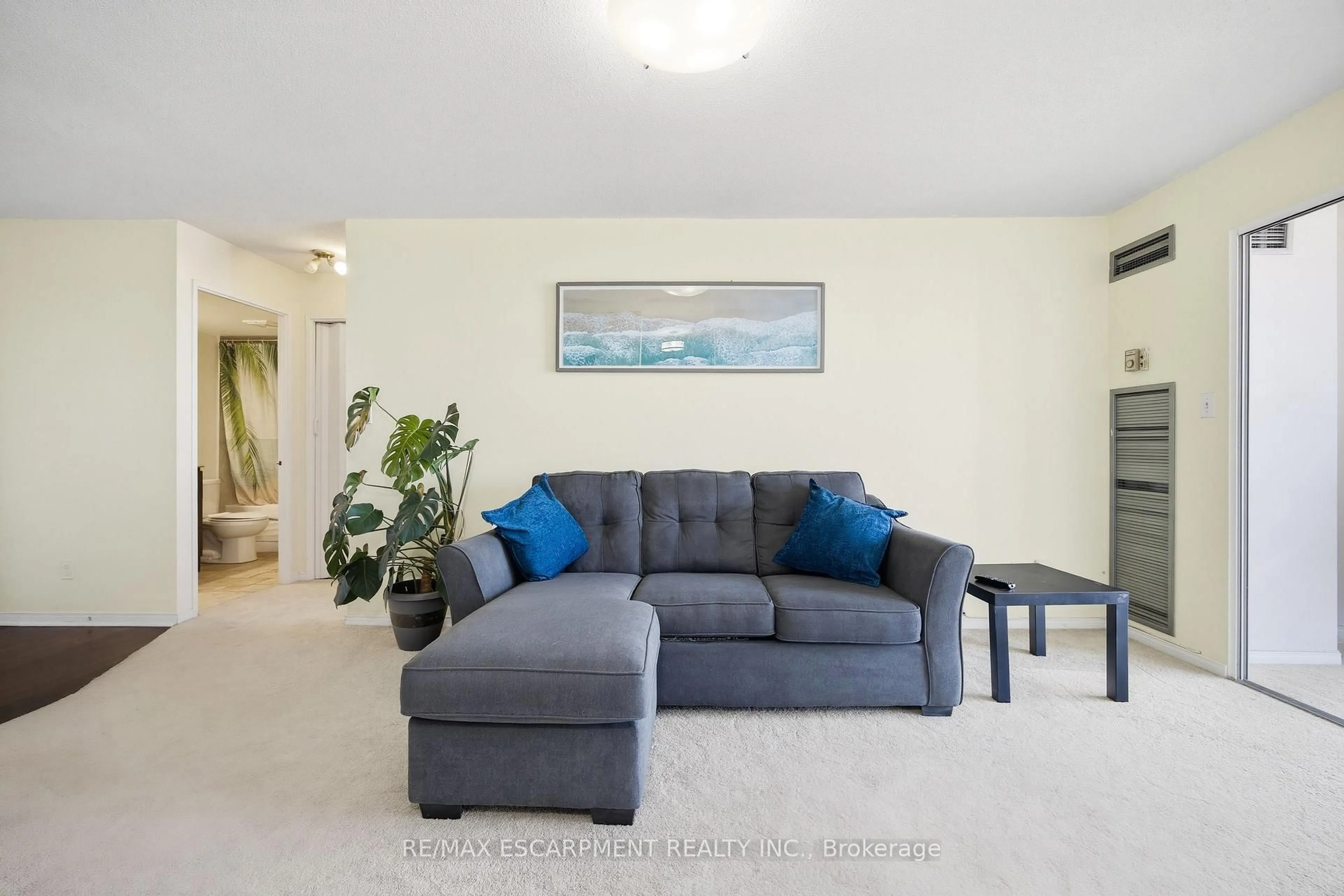 Living room with furniture, unknown for 145 Hillcrest Ave #PH1, Mississauga Ontario L5B 4B1