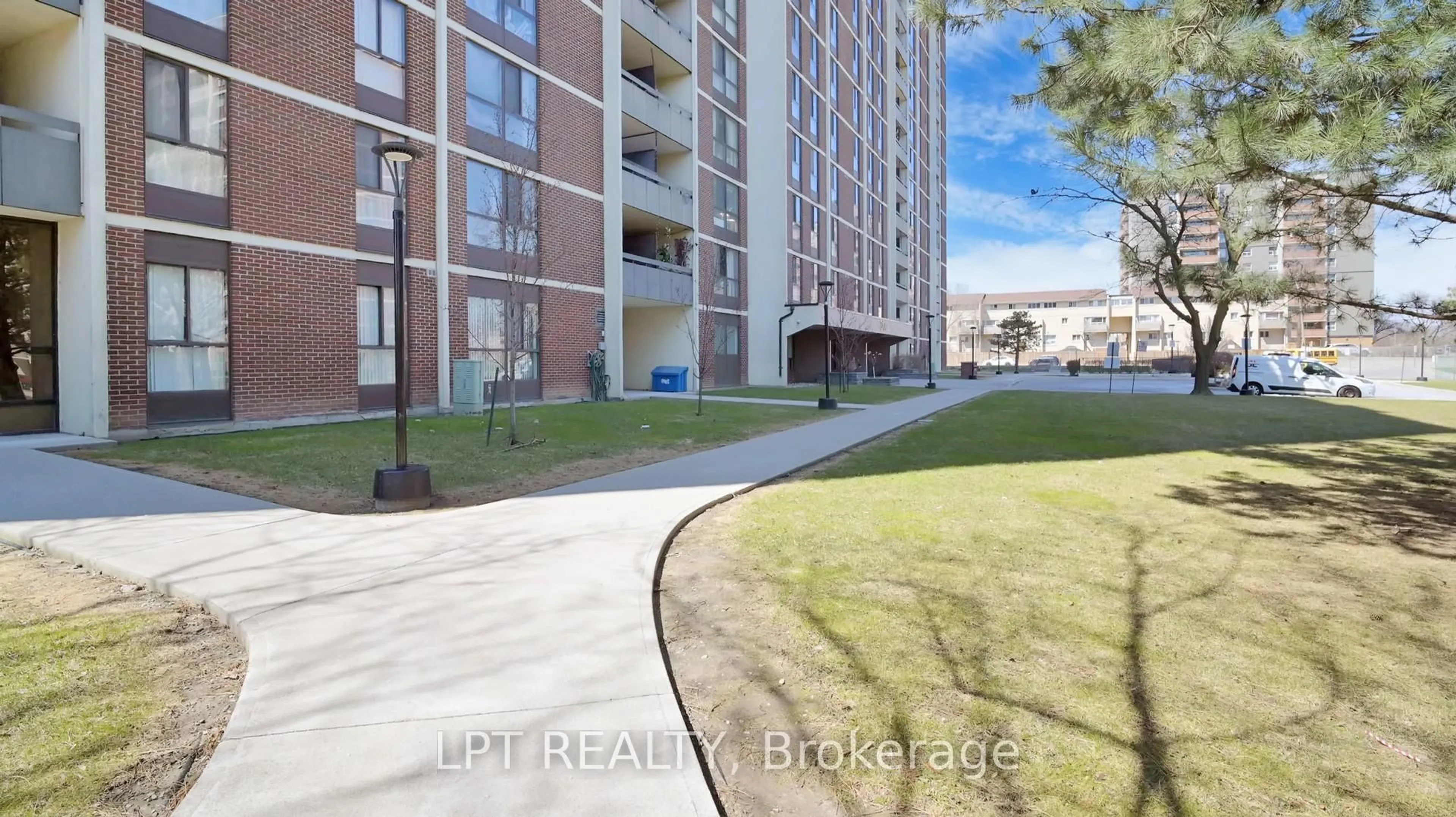 Patio, street for 3170 Kirwin Ave #1503, Mississauga Ontario L5A 3R1