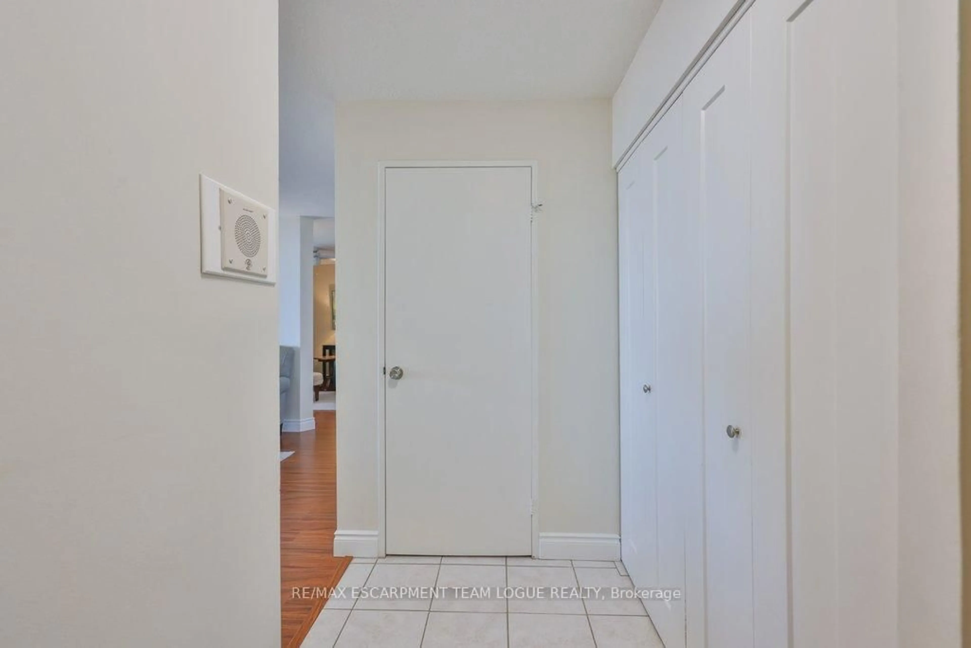 Indoor entryway for 2055 Upper Middle Rd #1703, Burlington Ontario L7P 3P4