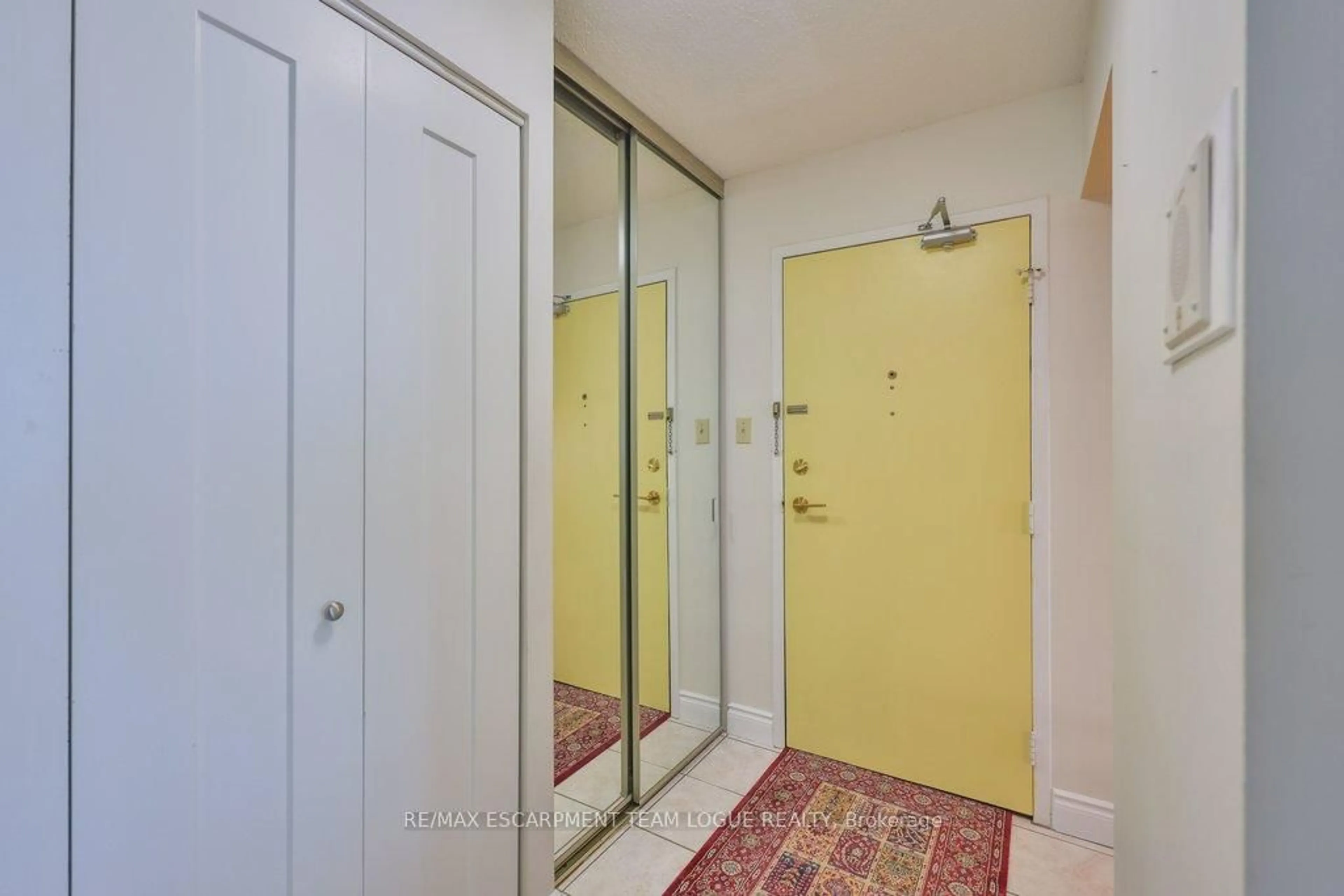 Indoor foyer for 2055 Upper Middle Rd #1703, Burlington Ontario L7P 3P4